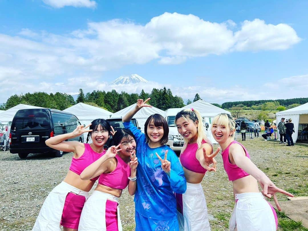 矢井田瞳さんのインスタグラム写真 - (矢井田瞳Instagram)「大好きなCHAIちゃんのライブも観れて大満足💖  Thanks😘  #CHAI #ふもとっぱら #gooutjamboree   @chaiofficialjpn」4月23日 21時10分 - hitomi_yaida