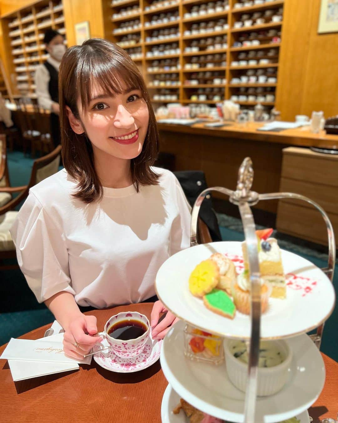 澤田愛美のインスタグラム：「.  ティーカップがいっぱいの 素敵空間🥺  久しぶりに ちょっと宮城にお邪魔しました🫖  .   #ホシヤマ珈琲店 #休日 #コーヒー #アナウンサー」