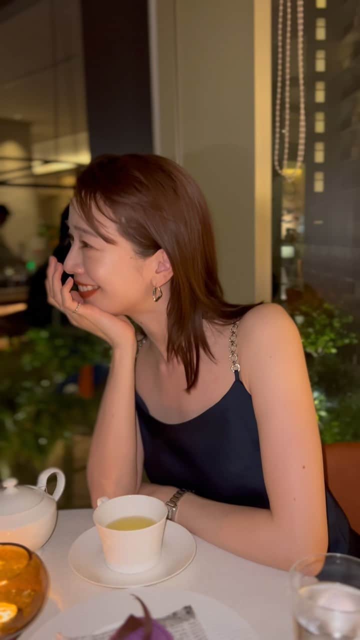 のインスタグラム：「✨  久しぶりのリゾート！ 私はどこに来ているでしょう？🤫🌺  ドレスのストラップ、 よく見ると♡が連なっているのです😮‍💨🫶 Dress @tarajarmon_jp   追記▶︎正解は、沖縄！ @hiltonokinawasesoko ✨ #tarajarmon #dressup」