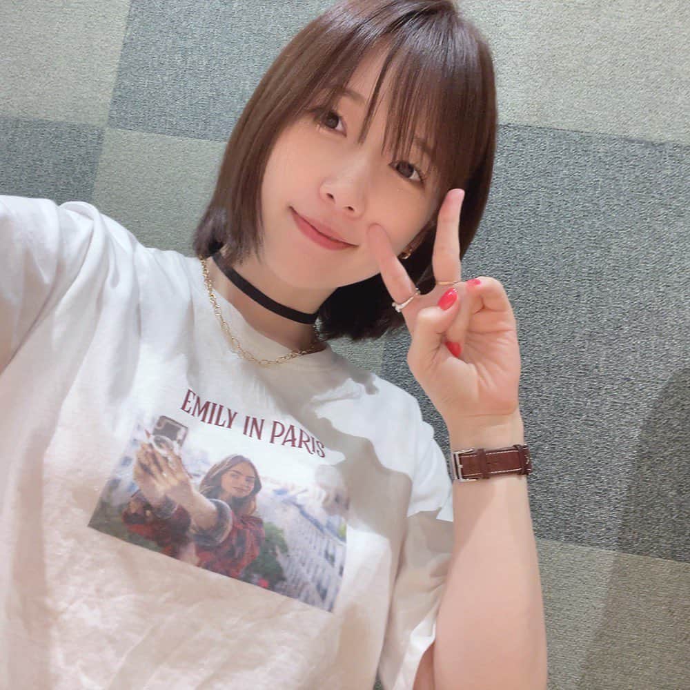 内田真礼のインスタグラム：「今日はFCライブのリハをしてきたよー🎙  あせだくです。笑 今日はリハーサルだから動きやすいＴシャツきたけど... それ以上に暑かったー！🔥  今回は厚着は推奨しません！！笑 期待しててね！！  今日は！ 内田真礼アーティストデビュー9周年！おめでとうの日ですね！  創傷イノセンスから、9年。 早いですねぇ  きっとまた一年早いんだと思うけど 今年も走ってくよー！ 約束がいっぱいあって、嬉しい限りです。  とりあえず、来週はなかのZEROで会いましょう！✨✨  わくっわくっ！！！」