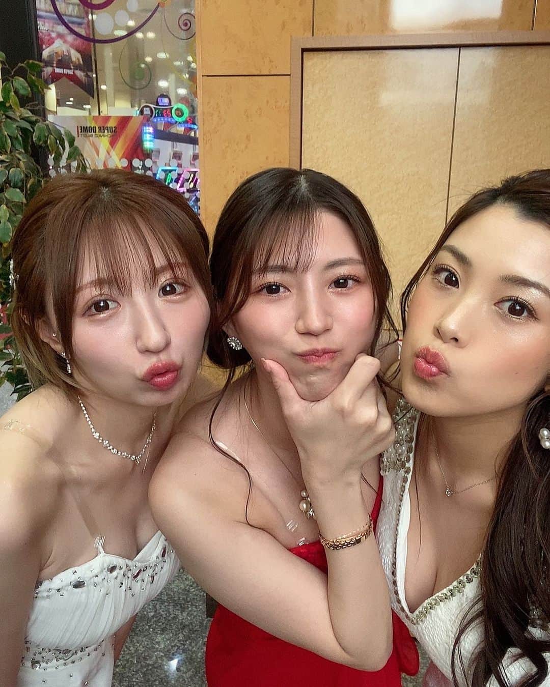 のインスタグラム：「スーパードーム桃山店のイメージガール 穂波はるです🐰  今日はだいすきなマイホームの \\ 21回目のお誕生日🎂✨ //  去年と同じくまちちゃん瑞穂ちゃんと トリプルでお祝い来店させていただきました❤️  今日はもうたっくさんのお客さまにご来店いただき 店内はずっと大盛り上がりでした🎉  常連さまにドレス褒めていただいたり みんなでわいわいお話しできたりと 本当にずっと楽しかった🌈  みなさまに愛されてるマイホームも マイホームのみなさまも大好き🫶  明日からは21年目のマイホーム これからもよろしくお願いいたします🍑🤍」