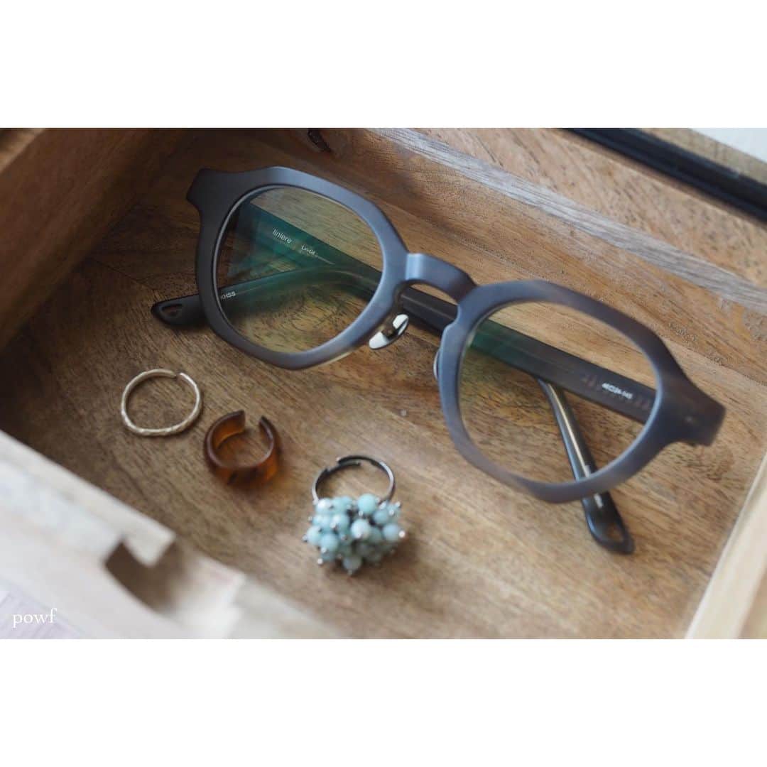 anemone_69のインスタグラム：「. . 久しぶりに メガネを作りました。 . 普段はメガネ無しで 過ごせているのですが、 視力が落ちてしまい… . 幸い老眼はあまり進んでいなくて、 とりあえず今回は遠くを見る用。 . 以前からネットで見て いいなぁと思っていたメガネで、 試しにかけてみたら  「似合う」 「いや、ホントに似合う」 「着ている服にぴったり」 「芸術家みたい」  などと褒めちぎられ？即決w . 眺めているだけでも ニヤニヤしちゃう❤︎ . . #眼鏡市場 #リンネルコラボ #石井佳苗 さん監修 . . .」