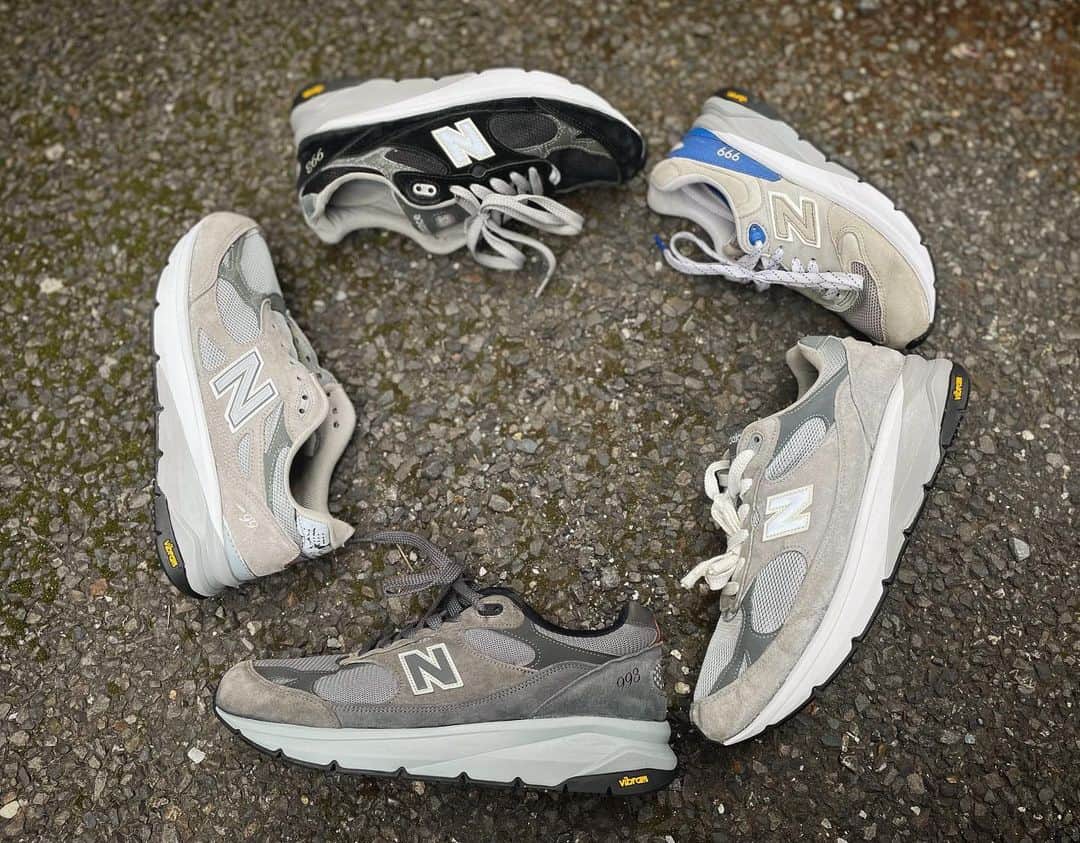 Sneaker At Randomのインスタグラム：「new balance オールソール交換  劣化してしまった元のソールは取り外し、人気のビブラムソールで交換いたしました。  ソールは部分的にカスタムペイントもしてあります。  ご依頼ありがとうございました。  お気に入りのニューバランスの ソールが壊れて(劣化)しまっても、 ソール交換する事で、 また履くことが出来ます。 お見積もりご希望のお客様は アトランダムホームページのお問い合わせから、お気軽にご相談下さい。   #newbalance #nb990 #nb993 #nb992 #別注 #nb  #Vibram #vibram #カスタムペイント  #スニーカー剥がれ#アンジェラスペイント#AngelusPaint#スニーカー好き#スニーカーアトランダム #スニーカー #スニーカー修理 #修理職人 #市川 #本八幡 #大阪 #心斎橋 #梅田　#高円寺#sneakeratrandom #sneaker #shoestagram #repair」