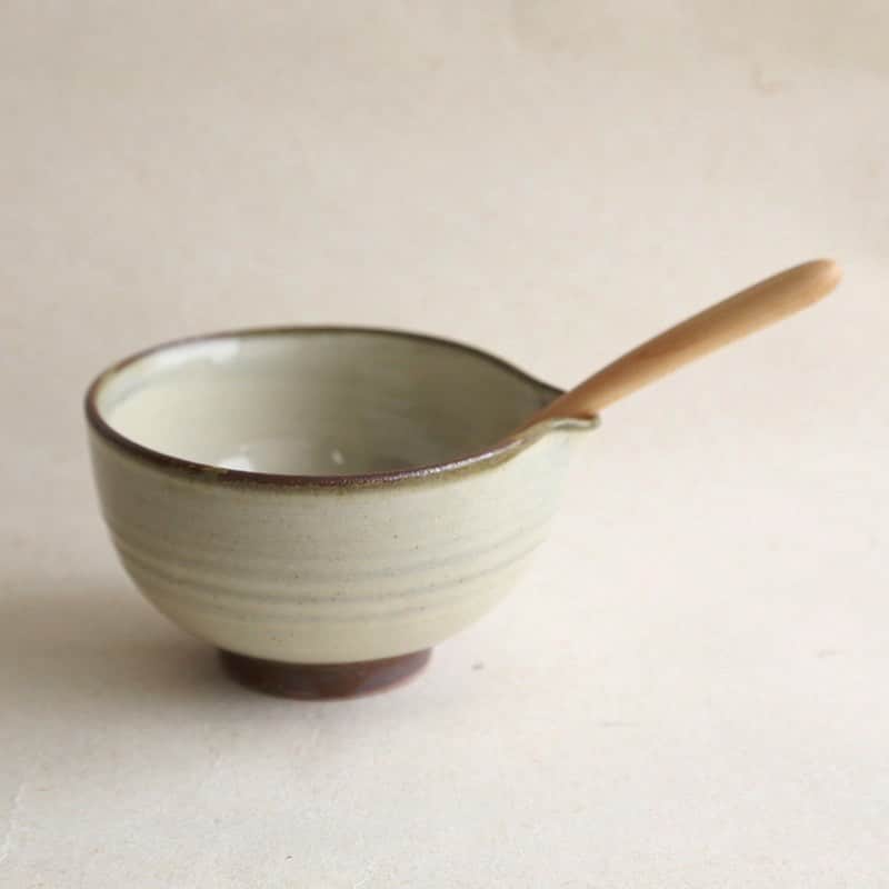 moyaisさんのインスタグラム写真 - (moyaisInstagram)「白一色でシンプルながら垂れた釉薬に趣のある太田哲三窯の片口。おかずを盛る小鉢としてもソースなどを入れても良さそうです。ややグレーに近い白となっております。  #yaora #美しい暮らしの良品  #小石原焼 #太田哲三窯  #陶器 #暮らし #lifestyle」4月23日 21時07分 - yaora.life