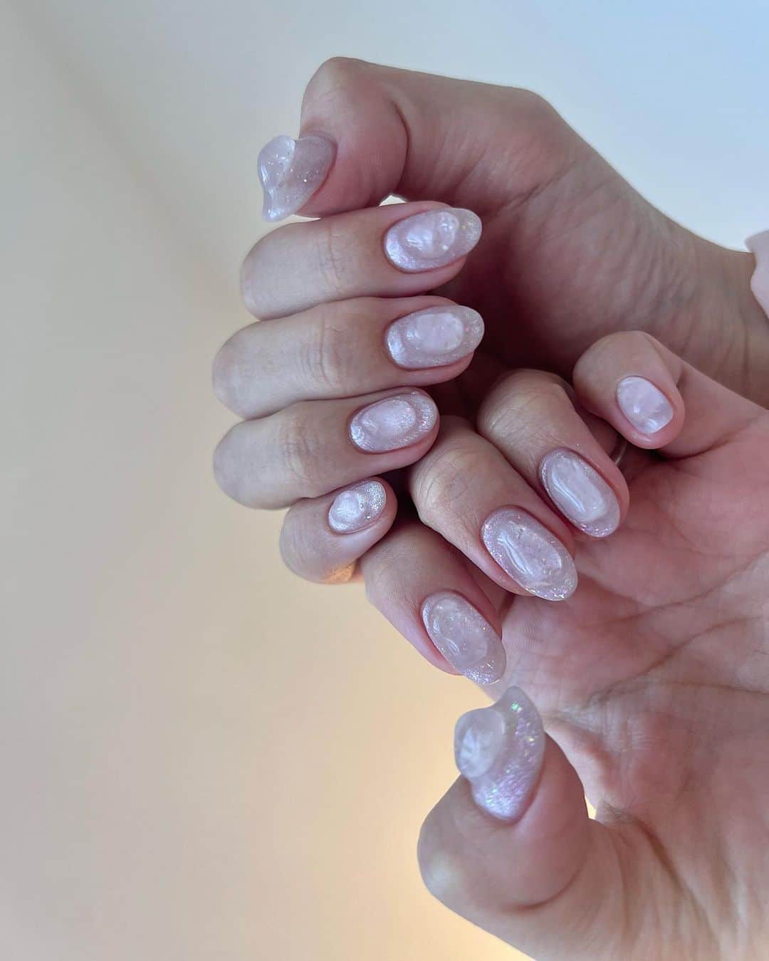 目見田早弥子のインスタグラム：「🤍💜🩶 nail @y.uria_ 🎀💫 パープルのマグネットだけど 場所や角度、光の加減でホワイトにもシルバーにも見える🫧 写真でも可愛いけど実際目で見た方が可愛いんだよなあ😵‍💫💘  なんか最近オイル塗っても塗っても 指先がカサつく、なぜ..？🥲」