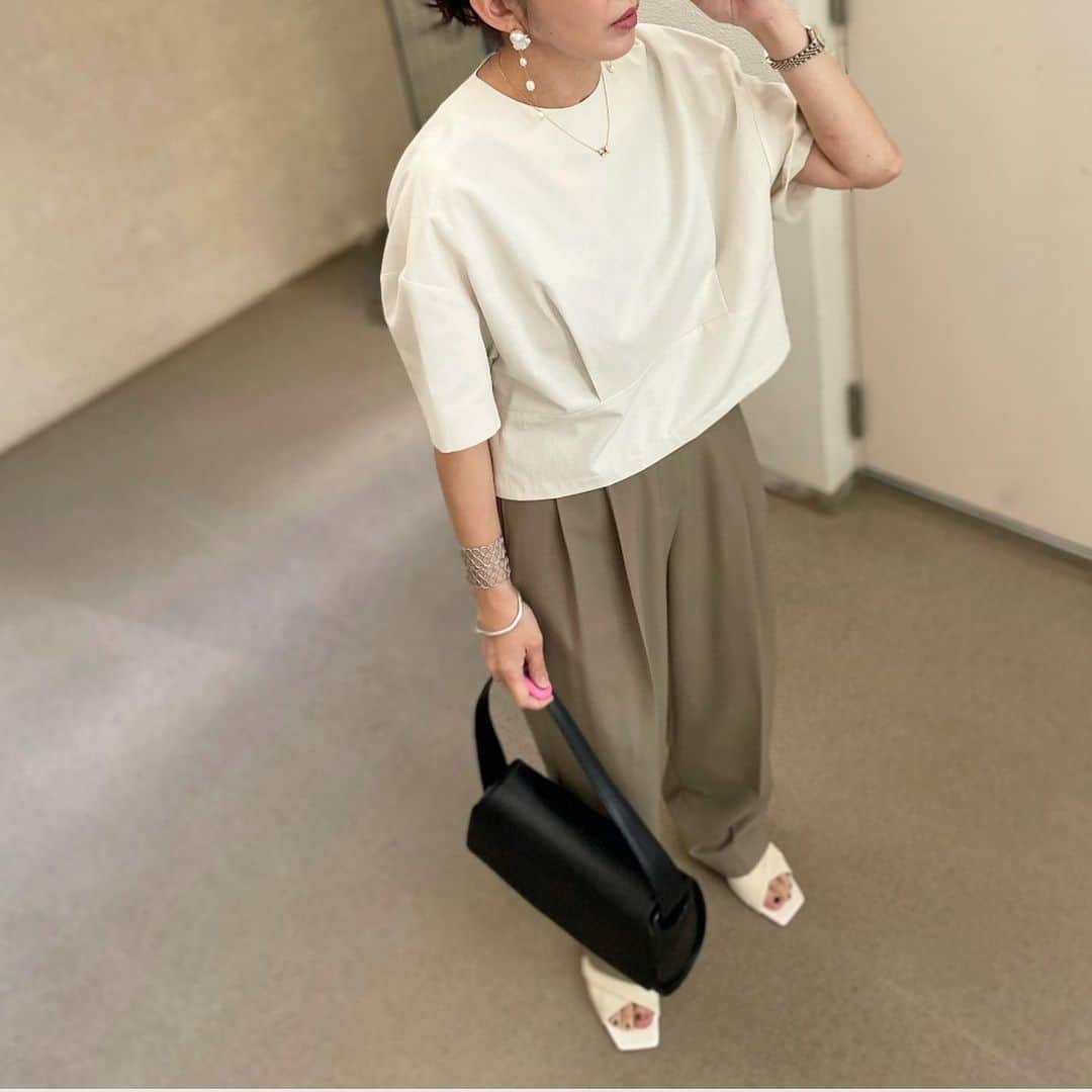 のインスタグラム：「@na.e_official  で一目惚れした上下‼️💕💕  ボトムはすでにヘビロテ🫡💕  トップス　ボトム @na.e_official  #nae  サンダル　@randa_pic  #randa  ピアス　@ader_official  #ader  バッグ　@louisvuitton  #louisvuitton   #大人コーデ #大人カジュアルコーデ #きれいめカジュアル #きれいめファッション  #uniqloコーデ#40代コーデ#40代ファッション #骨格ストレート#着こなし#綺麗めコーデ #アラフォー#アラフォーママ #アラフォーコーデ #40代コーデ #40代ファッション  #体型カバーコーデ#カジュアル#シンプル#シンプルコーデ」