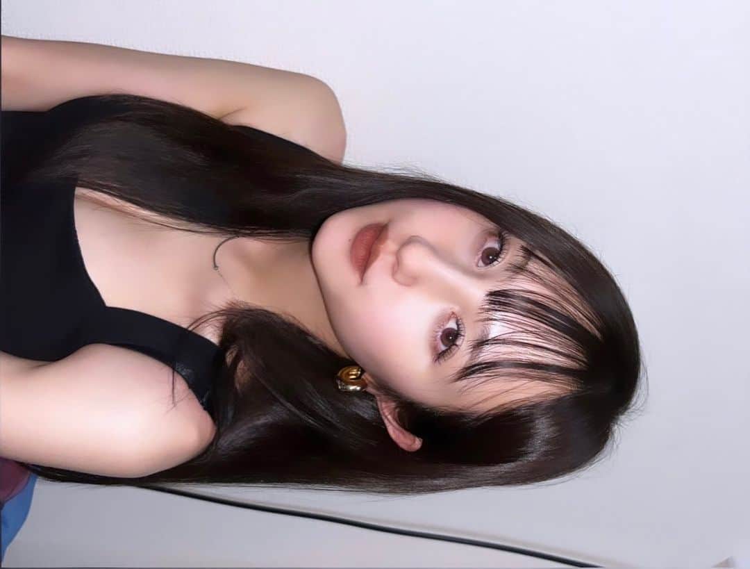 のインスタグラム：「黒髪パッツンストレート🥀 どうですか🖤  @rollen_ike  今回もありがとうございました^ ^  #イメチェン　#美容室　#モデル　#作品撮り」