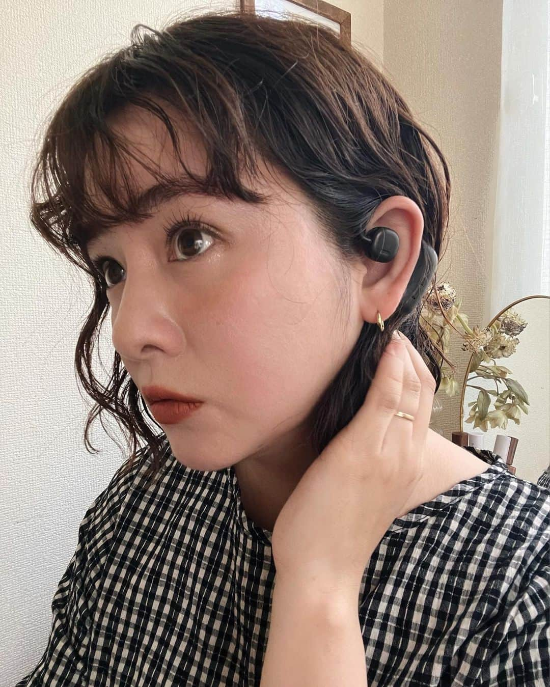 菅谷梨沙子さんのインスタグラム写真 - (菅谷梨沙子Instagram)「まったりタイム😙✌🏻  昔から掃除や洗い物してる時 結構音楽聴きながらする事があるんだけど、でもそうなると夫や子供たちが話しかけてきてる事に気が付かない事もたまにあって。。 音楽聴きながらだと集中できてさ、捗るの。でもだめだね。😅 そんな中、耳を塞がなくても聴けるヌーム @nwm_jp のイヤホンに出会い、とても良かったからシェアさせてください🤲🏻 ♪ ♫♩  そもそもこんなタイプのイヤホンがある事自体知らなくて…！ すごいね！塞がなくても音楽はしっかり聴こえるし、でも周りの音や声、自分の声もこもって聴こえないしどうなってるんだ！？ってまじまじイヤホンを見てしまったよ😂 見ても分からなかったけどね😂  あとこんなオープンなのに音漏れもそんなに気にならない…！ これはサイトに載ってたんだけど、NTTの新技術が搭載された世界初のPSZっていう機能が搭載されているみたいなんだよね。  私みたいに音楽聴きながら家事したい！とか、ワイヤレスだから運動時にも良さそうだし！ お家でお仕事されている方なんかにもいいね💡もちろんリラックス時にも◎  何より一年の保証付きなのが私的に結構うれしい😂◎ こんなの探してる！っていう方へ参考になったら嬉しいです🫶🏻  #nwm #ヌーム #ながら聴き #新しい日常 #家事を楽しむ #pr」4月23日 21時08分 - risako_sugaya