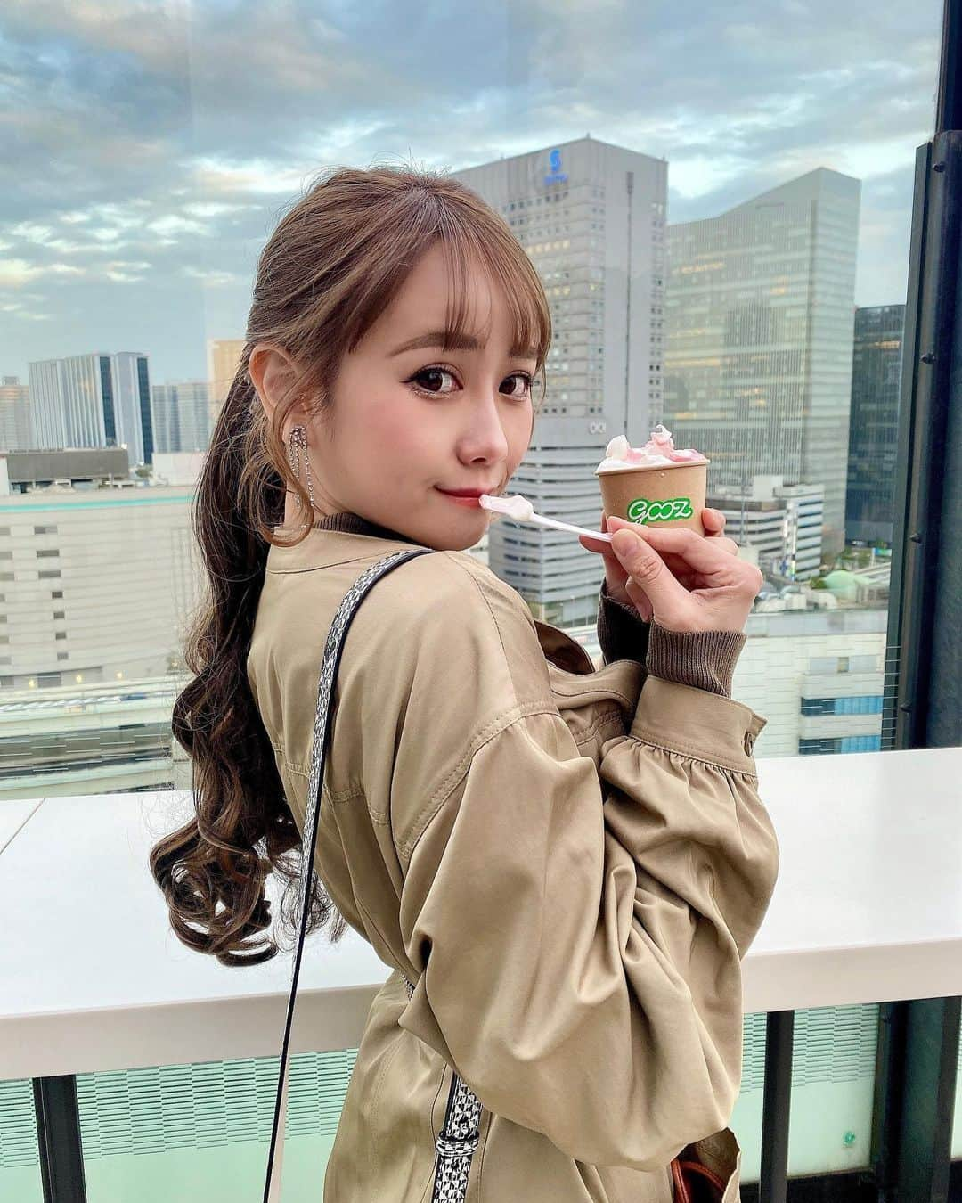 日向カンナさんのインスタグラム写真 - (日向カンナInstagram)「気分でロングヘア息抜き〜🥰 たまにはロングもいいですね💕 （1枚目、ぶりっこしてすみましぇん🫣）  でも、ロングヘアはウィッグで充分満たされることが再度確認できたっ🌼 普段はボブ位が可愛くて、乾かすのも楽れすっ♪ロングは乾かすのがちょっと…😂 （コレクター気質なので、ウィッグの増え過ぎは注意💦）  ちょっと遠出したら、その場所のソフトクリーム大体買っちゃうタイプです🤭🍦 ミルク大好きだけど、うん寒かった〜♪笑 まだまだ夕方から寒いのじゃ💦  そして、前にAesopのハンドソープを頂いてすっごく良かったので、お店に行ってみると… 店員さんの接客が素敵過ぎるのと、お店全体も含め魅力的過ぎて✨ 買う予定はなかったのに、購入しちゃいました☺️✨✨ 人との接し方や、商品を想う気持ちって、その人の言葉や行動で凄く伝わりますよね🥹✨ 人の温かさって、大事🥹🥹 心を動かされます。  接客業のお父さんを持つ娘だからこそ、尚それをどのお店に行ってもいつも感じる娘なのでした〜🌻  #원스 #데일리패션  #소통 #데일리룩 #일상  #japanease #좋아요   #japaneasegirl #love #instagood  #followme  #japan #横浜 #yokohama #大人可愛い #大人女子 #ビジョビ #大人カジュアル #美容 #美容女子 #ゴルフ女子 #ゴルフ初心者  #インフルエンサー #ダンサー #タビジョ #笑顔が人を幸せにする #笑顔が一番  #ありがとう」4月23日 21時18分 - kanna_hinata