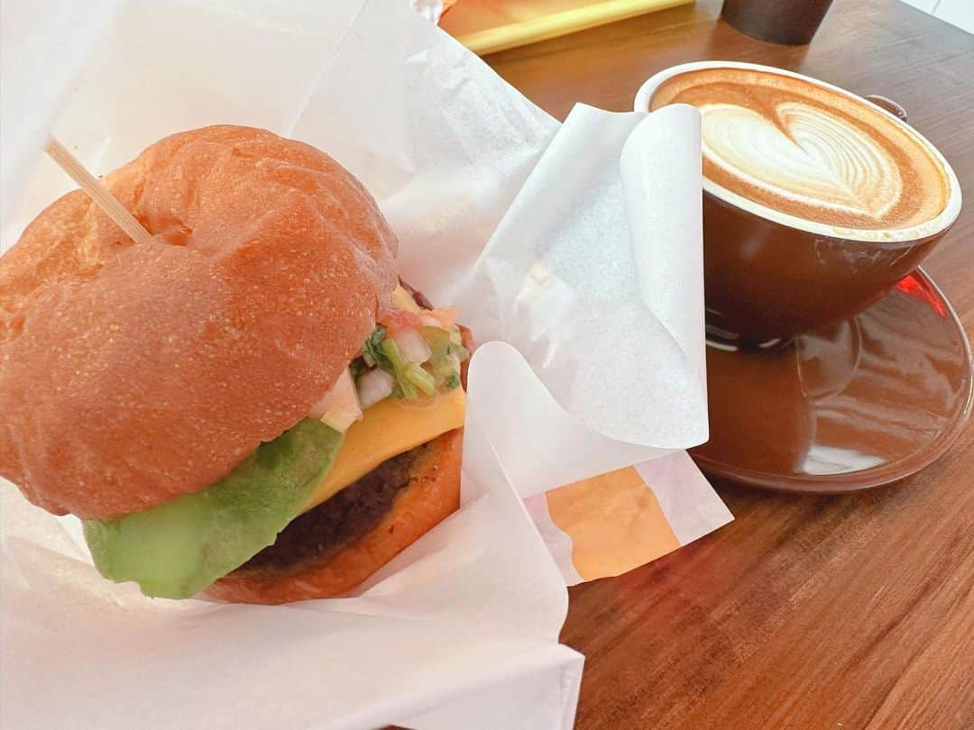 井坂仁美さんのインスタグラム写真 - (井坂仁美Instagram)「🤍  前乗り日に食べた🍔☕️🩵  美味しかったぁぁぁ！！！  #krgs沖縄fcツアー  #美浜アメリカンビレッジ  #沖縄」4月23日 21時10分 - hitomi_ankh