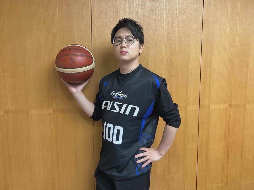 虫眼鏡のインスタグラム：「始球式は練習の成果を発揮できませんでしたが、そんなこと忘れてしまうくらい試合は大激戦大熱狂でした🔥 とってもいいものを観させてもらっていい気分です！！ お祝いもありがとうございます！！ 長野選手、お大事になさってください🙏  #シーホース三河 #タツヲ」