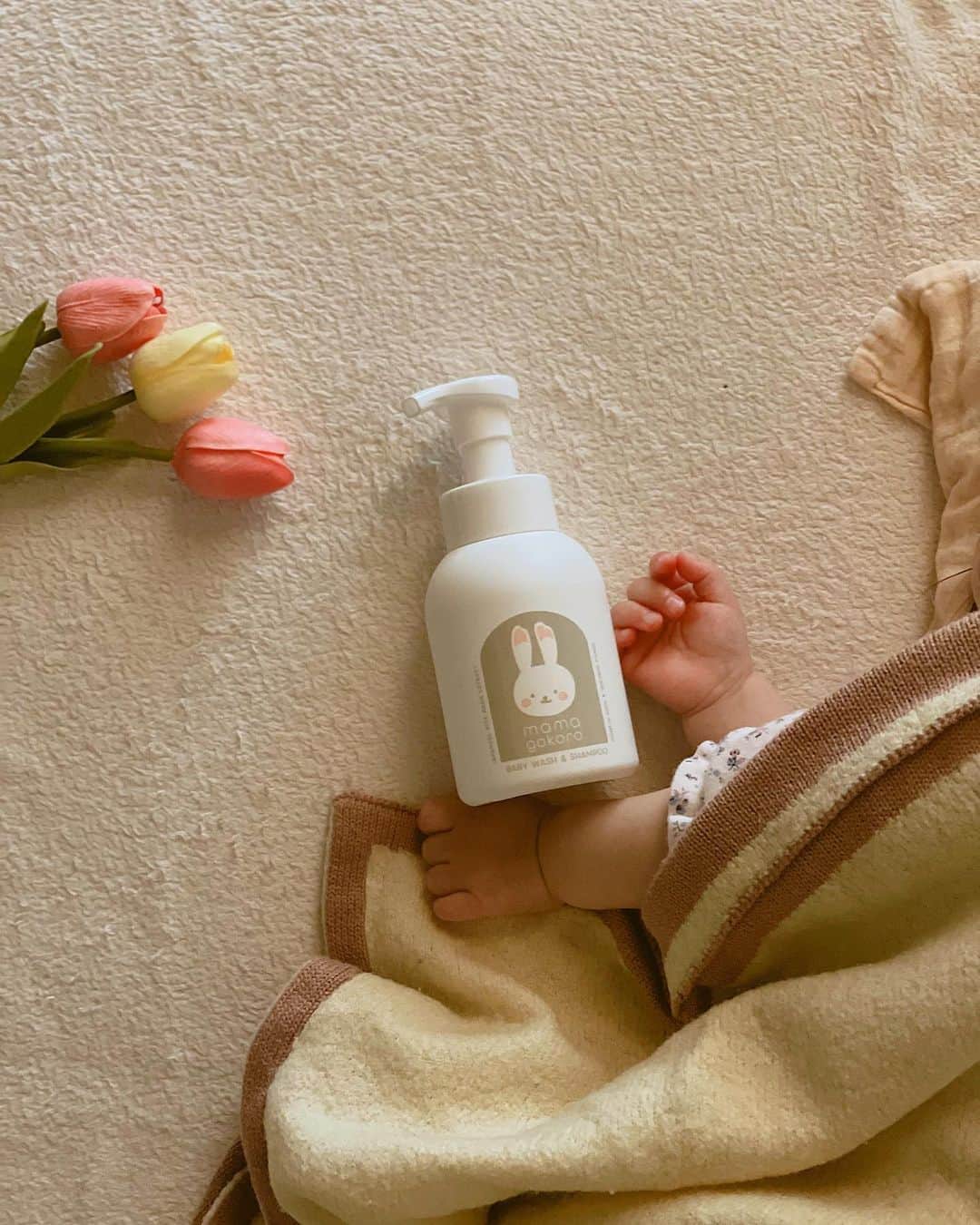 今吉めぐみのインスタグラム：「♡babystagram♡ ⁡ ⁡ 「ままごころ」　@gpp_official ⁡ 〜〜〜特徴〜〜〜 ・日本製 ・皮ふテスト済 ・無添加 (鉱物油、石油系界面活性剤 合成香料、合成着色料 シリコン、パラベン フェノキシエタノール不使用) ・新生児から、大人の敏感肌妊娠中も使える ・顔・体・髪、全身のケアがこれ1本で🆗 ・目にしみにくい弱酸性  ・肌にやさしいアミノ酸系洗浄剤  ・植物由来98%以上  (日本で伝統的に使われてきた植物成分→【日本のお米、カミツレ、桃の葉】を配合🪴) ⁡ ⁡ 〜〜〜使用感〜〜〜 泡で出てくるポンプタイプ 片手で押して洗える👍 なめらかでシルクみたいな肌触りの泡。 天ラベンダーとカモミールのやわらかな天然の香りがします。 ⁡ ⁡ 可愛いうさぎさんパッケージに 惹かれたのか 娘ちゃん、両手でポンプ押して お腹洗ってたw ⁡ ずっと触っていたくなるくらいの なめらかな泡に とても驚きました✨  #ままごころ #赤ちゃん #ベビーソープ #ベビーケア #ベビースキンケア #沐浴 #ベビーグッズ #GPP」