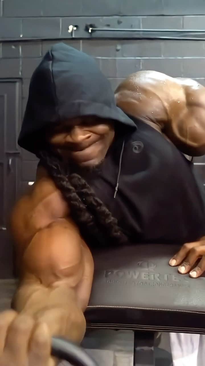 カイ・グリーンのインスタグラム：「Whether it’s canvas or metal for an artist or muscle and flesh for a bodybuilder the process is the same: to transform something that was never there before and bring it to reality. To get there, one must align their thoughts, feelings, and actions with  desire and belief that anything is possible. With enough practice, patience, and perseverance, we can see first hand how our thoughts can truly turn into things.  #KaiGreene #ThoughtsBecomeThings #Reels #Fyp」