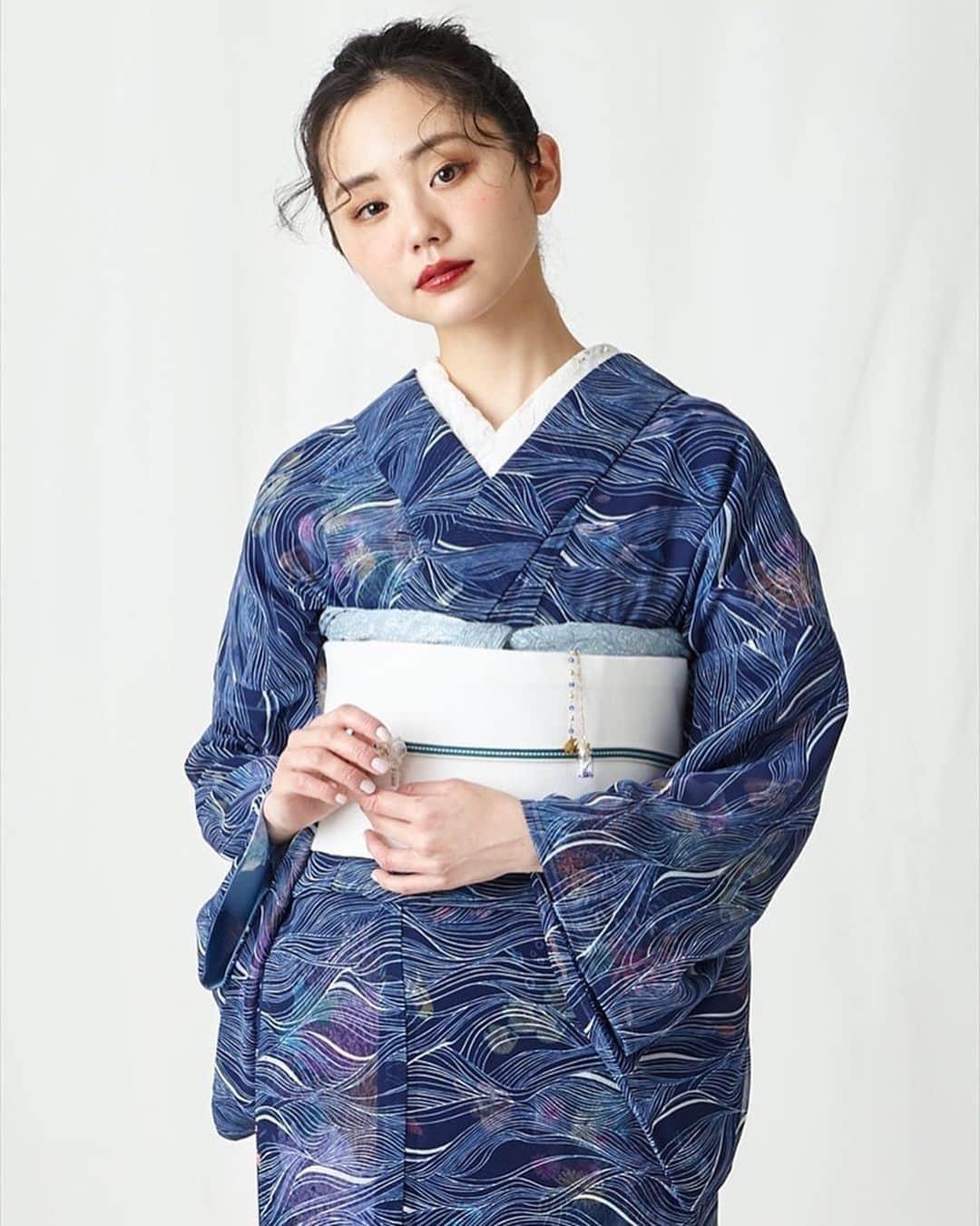ふりふさんのインスタグラム写真 - (ふりふInstagram)「. 【pickup item】  昨年大好評につき、限定枚数再販売 ✨  ⏩ 夏着物単品「ナミノムコウ」  風でゆれる海の波 海の中の生き物や珊瑚をデザイン 浴衣としても着物としても 着用いただける二重仕立て 幻想的な1枚🫧  #furifu #ふりふ #kimono #KIMONO  #2023ss #春コーデ #夏着物 #和柄 #japan #浴衣 #ナミノムコウ   #すぐに変われる魔法がある」4月23日 21時15分 - furifufurifu