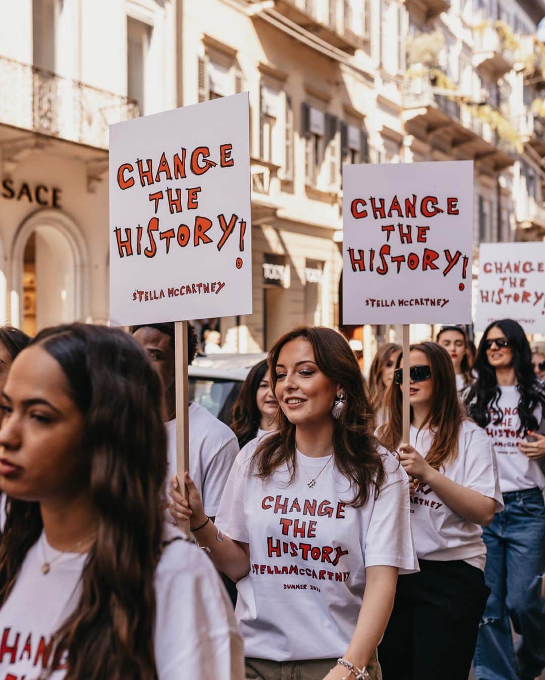 ステラ・マッカートニーさんのインスタグラム写真 - (ステラ・マッカートニーInstagram)「EARTH DAY: Next-gen changemakers took to the streets in London, Milan and Paris, asking people how they would ‘Change the History’.  Inspired by the art and activist spirit of Yoshitomo Nara, the students from Istituto Marangoni (@Istitutomarangoni_Milano, @IstitutoMarangoni_London) and Parsons Paris (@ParsonsParis) marched from iconic landmarks like Duomo di Milano to our Stella McCartney flagships — raising awareness for Mother Earth and starting conversations about conscious fashion and protecting our fellow creatures.  How would you ‘Change the History’ for animals and Mother Earth?  Discover more and sign our pledge with PETA (@PETAUK) to end the use of leather at the link in bio.  Featured students:  @larissa.mrmt @viktoriia_teterina_ @mina___media @x.rocco @goodnxws @dianakempe @urunlicensedtherapist @Piperdayee @kaitlynacameron @hazarahmedd @lucysavannahberry @symphonysavoy @d8kwan @titi_heart @kaitlynacameron @hazarahmedd @kathrohn @rebeccatricarico @hollyxgeorge @micaelavallejog @julianamedici_ @iarinaoprea @azizazh123 @akketilda @bibibarbaro_ @delphine_weisss @shirkwin @idoshemesh  @noahasan @lukovic.mia @khalmunt @irfanxjamal_xx @duryyy_ @igor_falo9 @la.cabrii @ximefochoa @philippapatriciaa @ambramaria_ @anna.vall @kmicelis.styling @mericolle @ashikapera @susyguerreros @letimarazzi @ardelean_andreea @drisha.sharma @choguan666 @themongery  #StellaMcCartney #EarthDay #EarthDay2023 #ChangeTheHistory #vegan #crueltyfree #PETA」4月23日 21時15分 - stellamccartney
