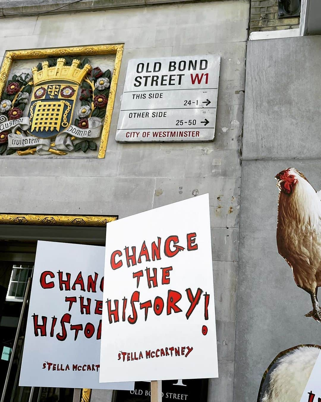 ステラ・マッカートニーさんのインスタグラム写真 - (ステラ・マッカートニーInstagram)「EARTH DAY: Next-gen changemakers took to the streets in London, Milan and Paris, asking people how they would ‘Change the History’.  Inspired by the art and activist spirit of Yoshitomo Nara, the students from Istituto Marangoni (@Istitutomarangoni_Milano, @IstitutoMarangoni_London) and Parsons Paris (@ParsonsParis) marched from iconic landmarks like Duomo di Milano to our Stella McCartney flagships — raising awareness for Mother Earth and starting conversations about conscious fashion and protecting our fellow creatures.  How would you ‘Change the History’ for animals and Mother Earth?  Discover more and sign our pledge with PETA (@PETAUK) to end the use of leather at the link in bio.  Featured students:  @larissa.mrmt @viktoriia_teterina_ @mina___media @x.rocco @goodnxws @dianakempe @urunlicensedtherapist @Piperdayee @kaitlynacameron @hazarahmedd @lucysavannahberry @symphonysavoy @d8kwan @titi_heart @kaitlynacameron @hazarahmedd @kathrohn @rebeccatricarico @hollyxgeorge @micaelavallejog @julianamedici_ @iarinaoprea @azizazh123 @akketilda @bibibarbaro_ @delphine_weisss @shirkwin @idoshemesh  @noahasan @lukovic.mia @khalmunt @irfanxjamal_xx @duryyy_ @igor_falo9 @la.cabrii @ximefochoa @philippapatriciaa @ambramaria_ @anna.vall @kmicelis.styling @mericolle @ashikapera @susyguerreros @letimarazzi @ardelean_andreea @drisha.sharma @choguan666 @themongery  #StellaMcCartney #EarthDay #EarthDay2023 #ChangeTheHistory #vegan #crueltyfree #PETA」4月23日 21時15分 - stellamccartney