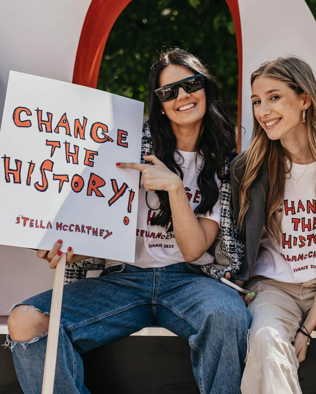 ステラ・マッカートニーさんのインスタグラム写真 - (ステラ・マッカートニーInstagram)「EARTH DAY: Next-gen changemakers took to the streets in London, Milan and Paris, asking people how they would ‘Change the History’.  Inspired by the art and activist spirit of Yoshitomo Nara, the students from Istituto Marangoni (@Istitutomarangoni_Milano, @IstitutoMarangoni_London) and Parsons Paris (@ParsonsParis) marched from iconic landmarks like Duomo di Milano to our Stella McCartney flagships — raising awareness for Mother Earth and starting conversations about conscious fashion and protecting our fellow creatures.  How would you ‘Change the History’ for animals and Mother Earth?  Discover more and sign our pledge with PETA (@PETAUK) to end the use of leather at the link in bio.  Featured students:  @larissa.mrmt @viktoriia_teterina_ @mina___media @x.rocco @goodnxws @dianakempe @urunlicensedtherapist @Piperdayee @kaitlynacameron @hazarahmedd @lucysavannahberry @symphonysavoy @d8kwan @titi_heart @kaitlynacameron @hazarahmedd @kathrohn @rebeccatricarico @hollyxgeorge @micaelavallejog @julianamedici_ @iarinaoprea @azizazh123 @akketilda @bibibarbaro_ @delphine_weisss @shirkwin @idoshemesh  @noahasan @lukovic.mia @khalmunt @irfanxjamal_xx @duryyy_ @igor_falo9 @la.cabrii @ximefochoa @philippapatriciaa @ambramaria_ @anna.vall @kmicelis.styling @mericolle @ashikapera @susyguerreros @letimarazzi @ardelean_andreea @drisha.sharma @choguan666 @themongery  #StellaMcCartney #EarthDay #EarthDay2023 #ChangeTheHistory #vegan #crueltyfree #PETA」4月23日 21時15分 - stellamccartney