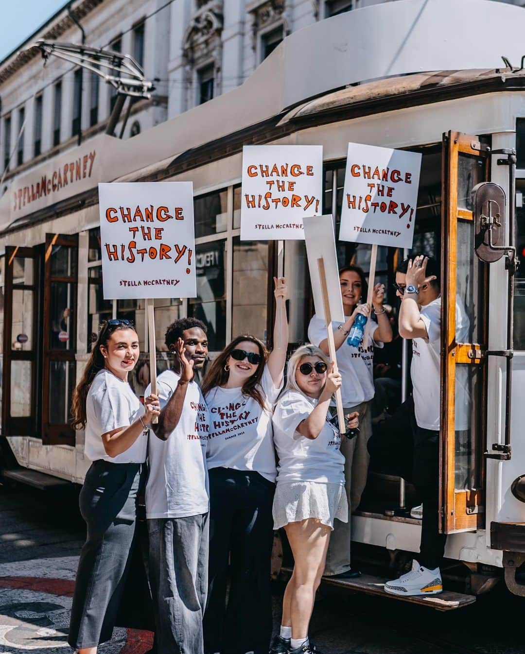 ステラ・マッカートニーさんのインスタグラム写真 - (ステラ・マッカートニーInstagram)「EARTH DAY: Next-gen changemakers took to the streets in London, Milan and Paris, asking people how they would ‘Change the History’.  Inspired by the art and activist spirit of Yoshitomo Nara, the students from Istituto Marangoni (@Istitutomarangoni_Milano, @IstitutoMarangoni_London) and Parsons Paris (@ParsonsParis) marched from iconic landmarks like Duomo di Milano to our Stella McCartney flagships — raising awareness for Mother Earth and starting conversations about conscious fashion and protecting our fellow creatures.  How would you ‘Change the History’ for animals and Mother Earth?  Discover more and sign our pledge with PETA (@PETAUK) to end the use of leather at the link in bio.  Featured students:  @larissa.mrmt @viktoriia_teterina_ @mina___media @x.rocco @goodnxws @dianakempe @urunlicensedtherapist @Piperdayee @kaitlynacameron @hazarahmedd @lucysavannahberry @symphonysavoy @d8kwan @titi_heart @kaitlynacameron @hazarahmedd @kathrohn @rebeccatricarico @hollyxgeorge @micaelavallejog @julianamedici_ @iarinaoprea @azizazh123 @akketilda @bibibarbaro_ @delphine_weisss @shirkwin @idoshemesh  @noahasan @lukovic.mia @khalmunt @irfanxjamal_xx @duryyy_ @igor_falo9 @la.cabrii @ximefochoa @philippapatriciaa @ambramaria_ @anna.vall @kmicelis.styling @mericolle @ashikapera @susyguerreros @letimarazzi @ardelean_andreea @drisha.sharma @choguan666 @themongery  #StellaMcCartney #EarthDay #EarthDay2023 #ChangeTheHistory #vegan #crueltyfree #PETA」4月23日 21時15分 - stellamccartney