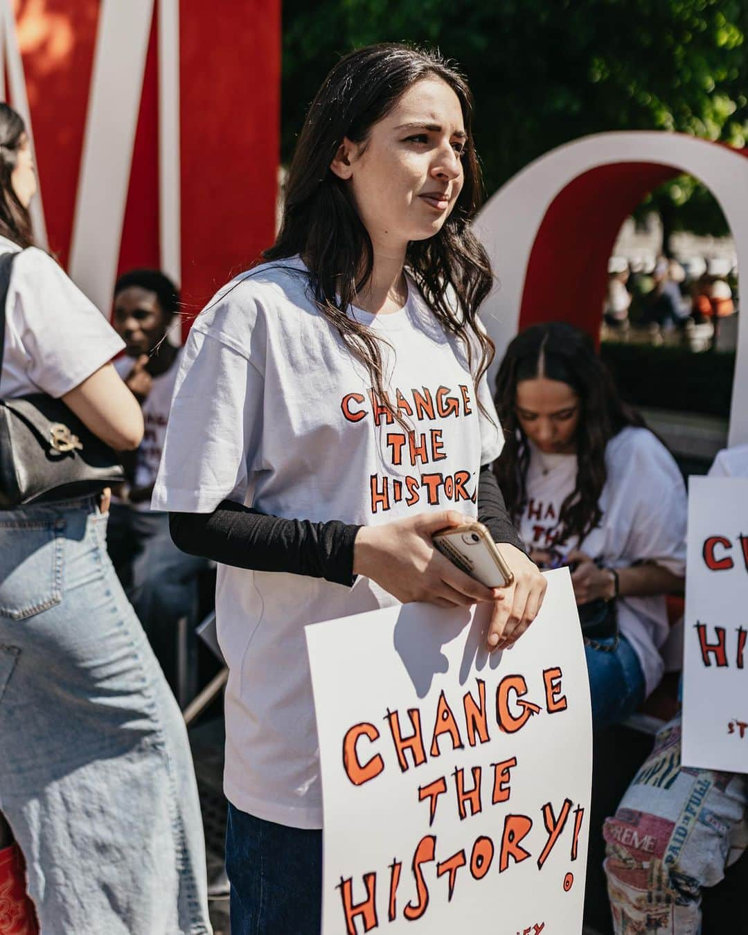 ステラ・マッカートニーさんのインスタグラム写真 - (ステラ・マッカートニーInstagram)「EARTH DAY: Next-gen changemakers took to the streets in London, Milan and Paris, asking people how they would ‘Change the History’.  Inspired by the art and activist spirit of Yoshitomo Nara, the students from Istituto Marangoni (@Istitutomarangoni_Milano, @IstitutoMarangoni_London) and Parsons Paris (@ParsonsParis) marched from iconic landmarks like Duomo di Milano to our Stella McCartney flagships — raising awareness for Mother Earth and starting conversations about conscious fashion and protecting our fellow creatures.  How would you ‘Change the History’ for animals and Mother Earth?  Discover more and sign our pledge with PETA (@PETAUK) to end the use of leather at the link in bio.  Featured students:  @larissa.mrmt @viktoriia_teterina_ @mina___media @x.rocco @goodnxws @dianakempe @urunlicensedtherapist @Piperdayee @kaitlynacameron @hazarahmedd @lucysavannahberry @symphonysavoy @d8kwan @titi_heart @kaitlynacameron @hazarahmedd @kathrohn @rebeccatricarico @hollyxgeorge @micaelavallejog @julianamedici_ @iarinaoprea @azizazh123 @akketilda @bibibarbaro_ @delphine_weisss @shirkwin @idoshemesh  @noahasan @lukovic.mia @khalmunt @irfanxjamal_xx @duryyy_ @igor_falo9 @la.cabrii @ximefochoa @philippapatriciaa @ambramaria_ @anna.vall @kmicelis.styling @mericolle @ashikapera @susyguerreros @letimarazzi @ardelean_andreea @drisha.sharma @choguan666 @themongery  #StellaMcCartney #EarthDay #EarthDay2023 #ChangeTheHistory #vegan #crueltyfree #PETA」4月23日 21時15分 - stellamccartney