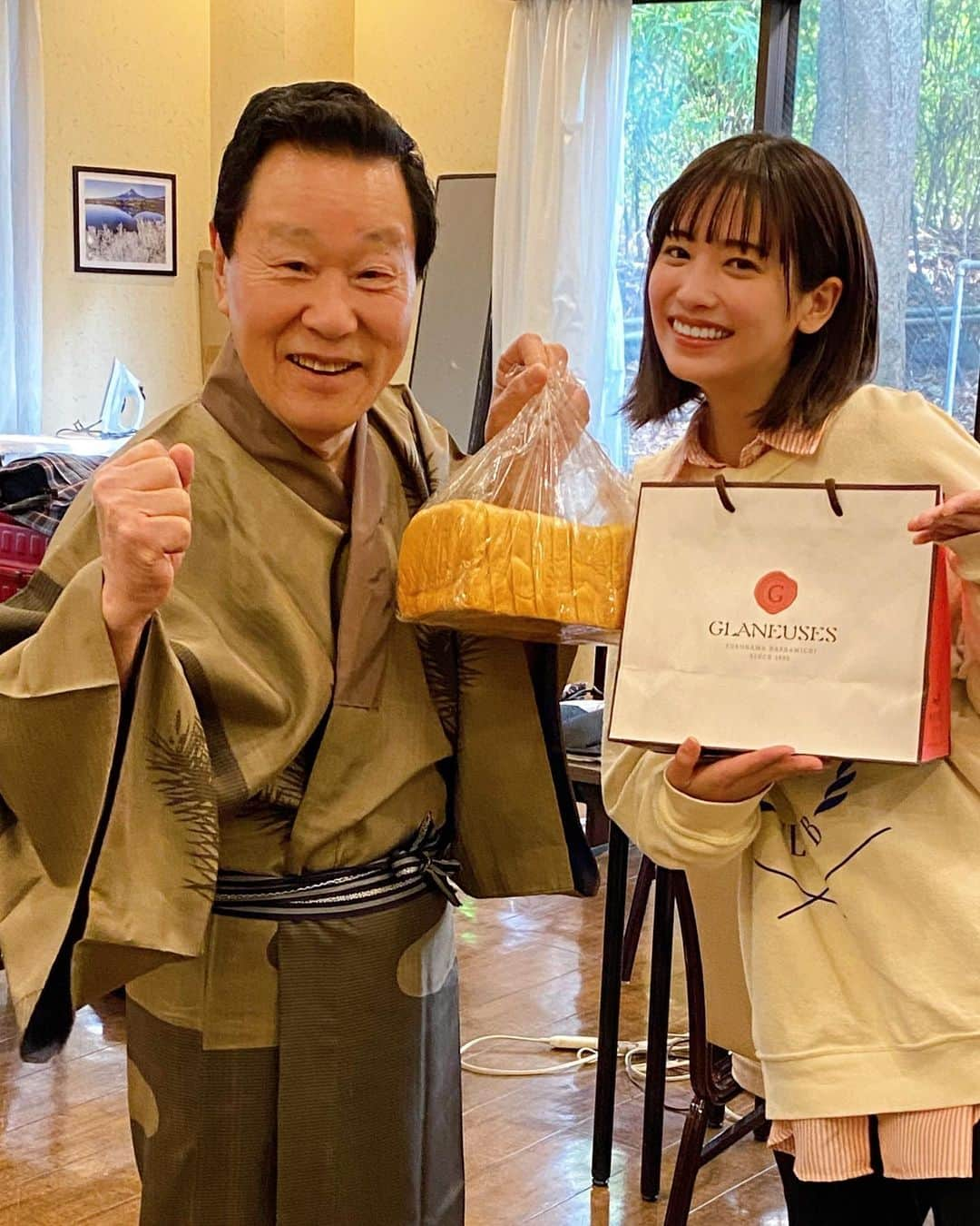 二宮芽生さんのインスタグラム写真 - (二宮芽生Instagram)「明日、4月24日(月)20:00〜 テレビ東京『さすらい署長・風間昭平16』に奈良岡恵子役で出演させていただいています。  憧れの。優しくて素敵な北大路欣也さん、撮影時別現場でもお世話になった山田純大さん、大変美味しい差し入れと共に笑顔のなべおさみさんとお写真撮らせていただきました！！  ぜひご覧ください。  #さすらい署長 #北大路欣也 さん #山田純大　さん #なべおさみ　さん」4月23日 21時27分 - meuninomiya