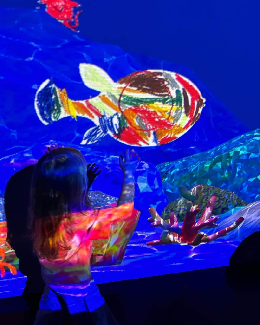 ダイアン・クルーガーのインスタグラム：「The coolest immersive art installation for children (and grown ups) where they see their art work in action  @lebonmarcherivegauche 🌈」