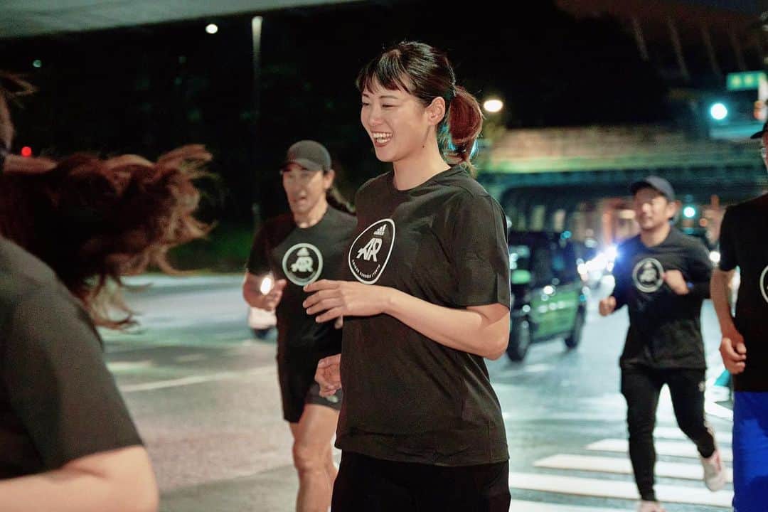 中村優さんのインスタグラム写真 - (中村優Instagram)「変化を起こすために走るアディダスのランニングコミュニティ　 #ADIDASRUNNERSTOKYO  が開催する、「セーフティラン」をテーマとした特別セッションに @go_girrrl メンバーと参加してきました！  様々なトピックがある中から、私が参加したのは「ハラスメントについて考える」回。 adidas Runners Tokyoのサポートのもと安全な夜ランを楽しんでから🏃‍♂️🏃‍♀️→ ストリートハラスメントに関する意識啓発プログラム『スタンドアッププログラム』を提供しているロレアル パリによる講座で、ストリートハラスメントを目撃した時、経験した時に適切に対処する5つの方法を学びました。  Distract- 気をそらす Delegate- 誰かに頼む Document- 記録する Delay- 後から行動する Direct- 直接言う  ストリートハラスメントについてあまりピンと来ていなかったのですが、web上で簡単に受けられるスタンドアップトレーニングを受けて、自分も経験のあることが、あれもストリートハラスメントだったんだと気がつくことがありました。  どのように介入すべきかわからないという人が多いと思いますが、まずは知ることから！スタンドアップトレーニング、ぜひ検索してやってみてください。5Dの方法論がわかりやすく動画で見れます。  周りの意識が変わっていくことでストリートハラスメントというものも減っていくのかなと。良き学びの機会をありがとうございます✨🙏 #withwomenswerun」4月23日 21時28分 - nkmr_yu
