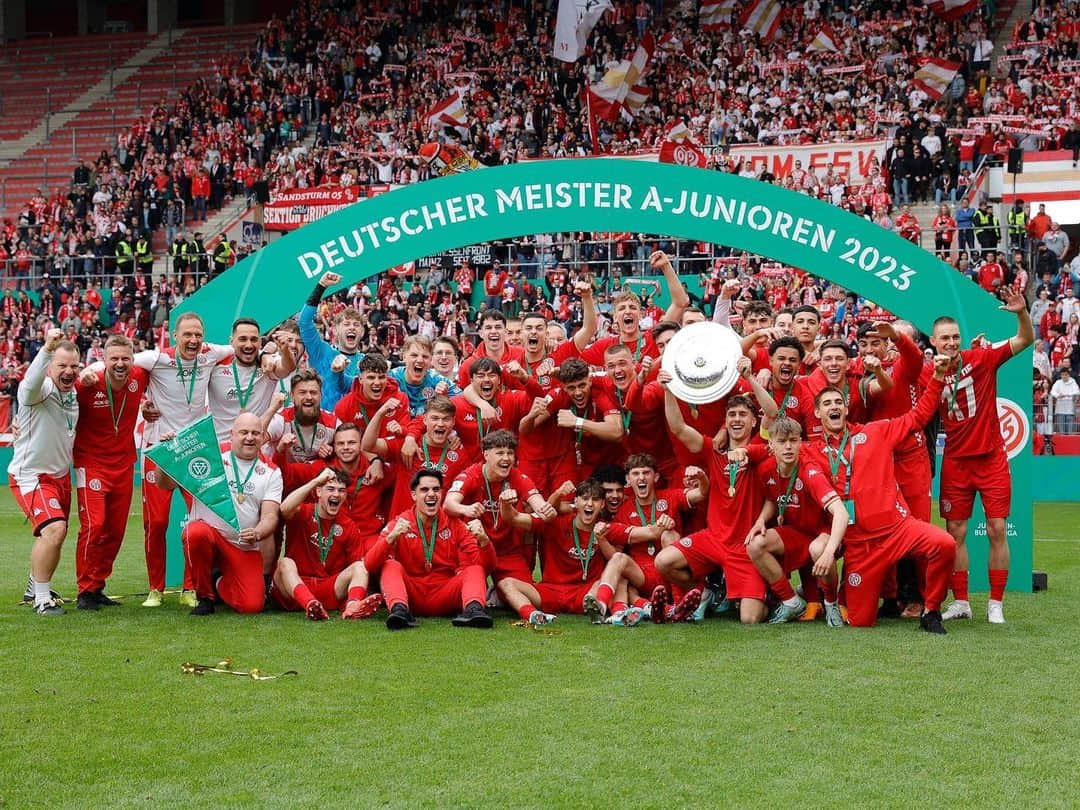 1.FSVマインツ05さんのインスタグラム写真 - (1.FSVマインツ05Instagram)「PROUD!!! ❤️🤍  #mainz05 #mainz05nachwuchs #05u19 #MEISTER」4月23日 21時28分 - 1fsvmainz05