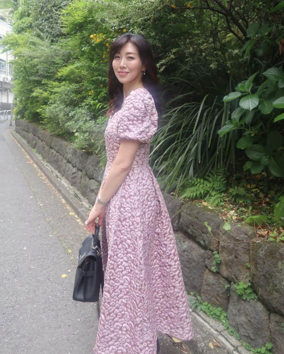 ImotoEtsuyo さんのインスタグラム写真 - (ImotoEtsuyo Instagram)「ピンクも大好きで 着ます。  着ているワンピースは　 @shein_japan  @sheinofficial のもの。  生地もしっかりしていて 袖がポワンとしていて カワイイ。  SHEIN Modely  パフスリーブ ジップバック ドレス  サイズはS 検索番号は　13330965  お買い上げ金額1～5,999円までは セール価格より15%OFF、 6,000円以上は20%OFFが適用される クーポンがあります。  クーポン期限は〜6月末日  割引クーポン番号：bisuhada ・ ・ #SHEIN #SHEINforAll #ad #fashion  #ドレス #dress  #ワンピース #コーデ  #きれいめコーデ  #美シルエット  #パフスリーブ」4月23日 21時29分 - bisuhada