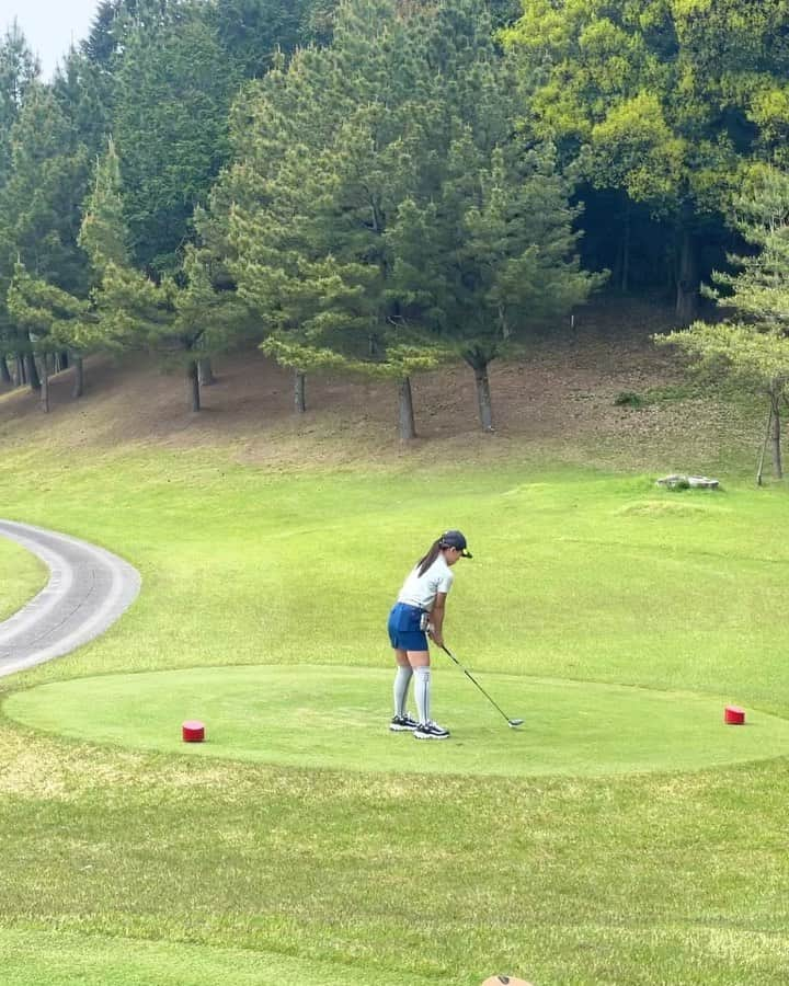 YAMADAARISAのインスタグラム：「🔴135yd 🏌️‍♀️par3  後ろから横から他方向から見られて 黄色い声援ももらって打つショット🏌️‍♀️⛳️ なかなかないから緊張😂w  みんなの声が溢れてるやつ😂 黄色い声援に照れてたww この日のショートホール🏌️‍♀️⛳️ 調子良かったな〜！！！  5月⛳️ラウンド🏌️‍♀️も 良いイメージのまま行きたいな〜笑  あったかい日のゴルフは ビールが最高なんだよな〜🍻❤︎  ゆかちんと私はほろ酔いで ほわほわしてる中で ラウンドしてました🤣⛳️w  #ゴルフラウンド #ゴルフ #ゴルフ日和 #ビール🍻 #ビール最高 #春ゴルフ #ゴルフ女子 #ゴルフ男子 #ゴルフ好き集まれ #ゴルフ好きと繋がりたい #ゴルフ仲間 #黄色い声援 #ゴルフうまくなりたい #美スイングを目指して #練習あるのみ #ゴルフ練習 #趣味アカ #スポーツ女子 #ゴルフコーデ #ロサーセン #海好き女子 #キングフィールズゴルフクラブ #ゴルフファッション #お洒落ゴルファー #victoriagolf #golfgirls #golfswings #golfwear #instagolfer #golfshot」