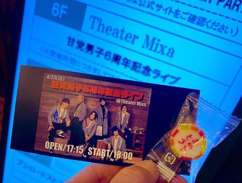 岩村菜々美さんのインスタグラム写真 - (岩村菜々美Instagram)「#甘党男子 さんの6周年記念ライブに行ってきましたー！ . 何度かライブを拝見させて頂いたことはあったのですが、 初めてマスク有りなら声出しOKの注意書き . 1曲目からファンの子たちのコールがすごくて感動しました！ ファンの方たちのパワーがすごい！！！ それを受け取ったかのようにどんどんパフォーマンスが良くなるメンバーたち✨ これが世に言う相乗効果ってやつ🙆‍♀️ 見てて泣きそうになりました😭 (涙腺激弱) 箱推しなのでメンバー一人一人を見てたんだけど、本当にみんな楽しそうだった✨ 武道館も夢じゃない！！ 20曲近く全力で踊って歌って走り抜けた彼らを尊敬します✨ 振り返るたびに飛び散る汗が照明にあたってかっこよかった！ . 演者としてはこんなにライブに足を運んでくれる方々がいて、愛されてる！ 羨ましい！と思った！ 私ももっと頑張らなきゃ!! パワーを頂きました✨ ありがとうございました‼️ お疲れ様でした！ そして、また1年、 推し活頑張るぞー！🤣💕 #甘党男子6周年ライブ  #推し活 #推し活仲間募集中 写真撮った時、菅井ちゃんとあっしーいなかったので足しておきました。笑」4月23日 21時38分 - nanami1120
