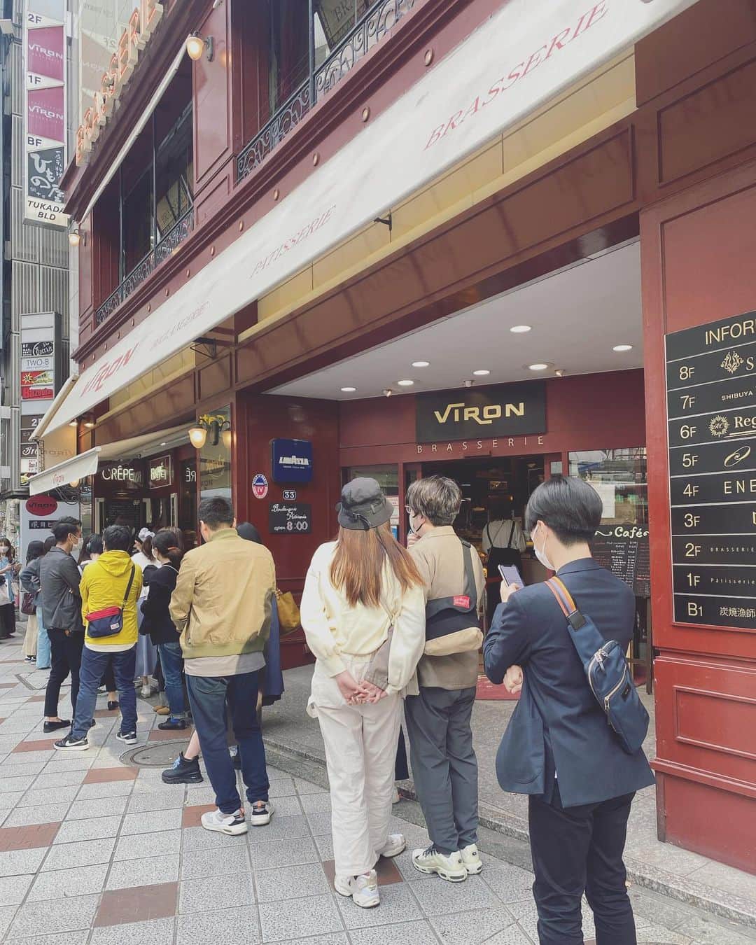 滝香織さんのインスタグラム写真 - (滝香織Instagram)「. . 昔から大好きな渋谷の#viron の#ショソンオポム 久しぶりに訪れたら、行列ができてて、びっくり😵どうやら、#クレープ  が大人気のようです✨ 今度トライしてみたいな♪  そして、#parco劇場 で、#ラビットホール を観劇✨ 小さな子供を突然の事故で亡くした家族の歪みと、心の変遷を丁寧に描いたお芝居でした🥹  それにしても、parco劇場も#parco も変わっててびっくり😂 屋上の広場が開放的で気持ちよかったぁ😆  渋谷の駅周りも色々変わってるし、浦島太郎状態😱😱😱 昔住んでたのになぁ。 懐かしかったり、びっくりしたり、面白い時間でした☺️  #渋谷 #shibuya」4月23日 21時38分 - kaorin_taki