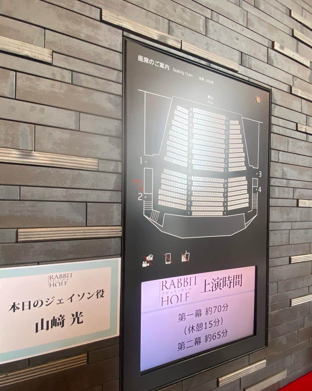 滝香織さんのインスタグラム写真 - (滝香織Instagram)「. . 昔から大好きな渋谷の#viron の#ショソンオポム 久しぶりに訪れたら、行列ができてて、びっくり😵どうやら、#クレープ  が大人気のようです✨ 今度トライしてみたいな♪  そして、#parco劇場 で、#ラビットホール を観劇✨ 小さな子供を突然の事故で亡くした家族の歪みと、心の変遷を丁寧に描いたお芝居でした🥹  それにしても、parco劇場も#parco も変わっててびっくり😂 屋上の広場が開放的で気持ちよかったぁ😆  渋谷の駅周りも色々変わってるし、浦島太郎状態😱😱😱 昔住んでたのになぁ。 懐かしかったり、びっくりしたり、面白い時間でした☺️  #渋谷 #shibuya」4月23日 21時38分 - kaorin_taki