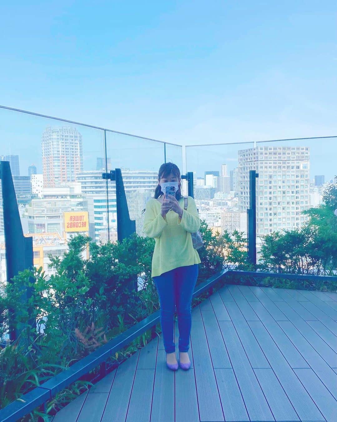 滝香織さんのインスタグラム写真 - (滝香織Instagram)「. . 昔から大好きな渋谷の#viron の#ショソンオポム 久しぶりに訪れたら、行列ができてて、びっくり😵どうやら、#クレープ  が大人気のようです✨ 今度トライしてみたいな♪  そして、#parco劇場 で、#ラビットホール を観劇✨ 小さな子供を突然の事故で亡くした家族の歪みと、心の変遷を丁寧に描いたお芝居でした🥹  それにしても、parco劇場も#parco も変わっててびっくり😂 屋上の広場が開放的で気持ちよかったぁ😆  渋谷の駅周りも色々変わってるし、浦島太郎状態😱😱😱 昔住んでたのになぁ。 懐かしかったり、びっくりしたり、面白い時間でした☺️  #渋谷 #shibuya」4月23日 21時38分 - kaorin_taki