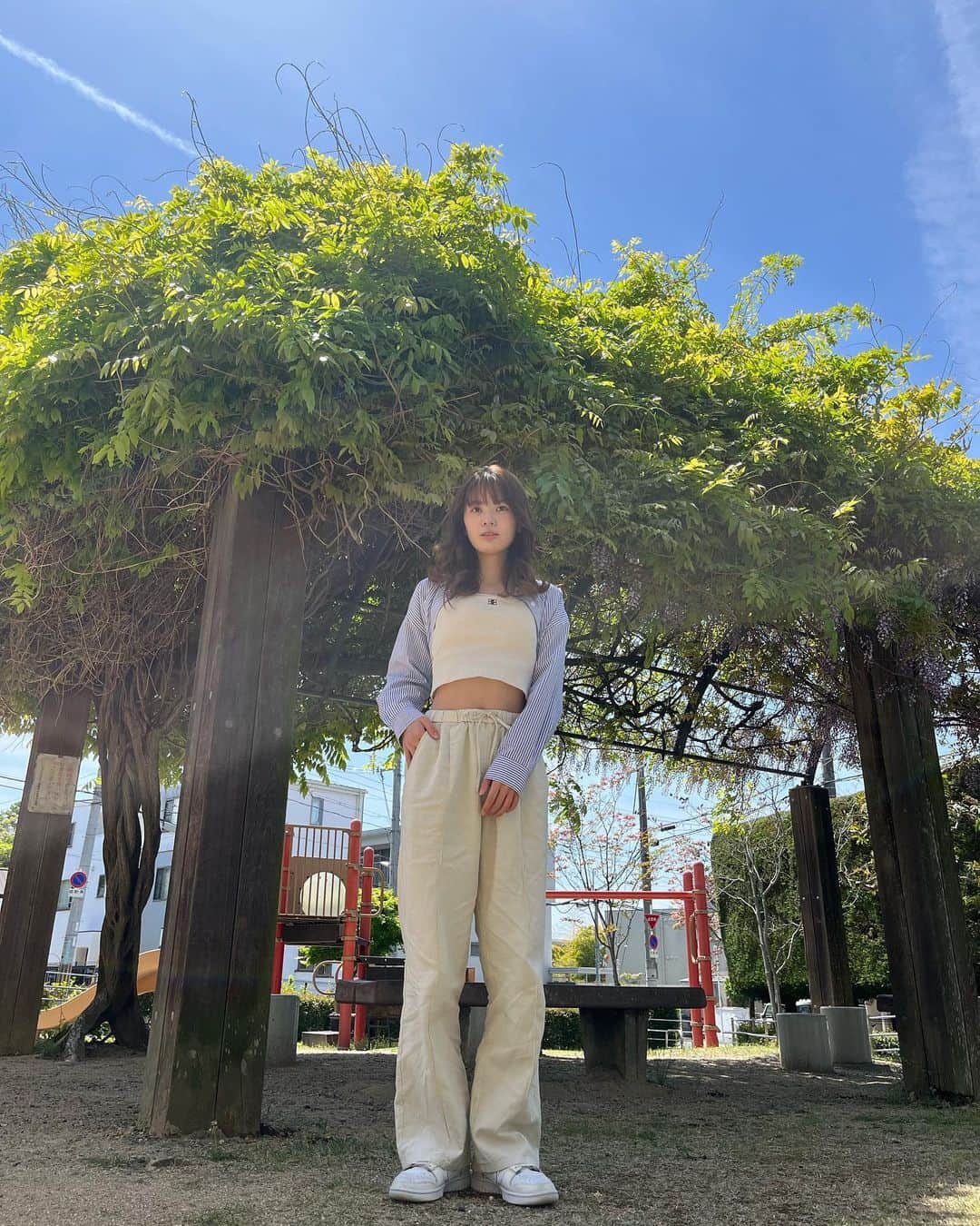 のインスタグラム：「最近暖かくなってきたね🌸 今日のコーデはカジュアルな雰囲気にしてたよ~ お気に入りの服着て天気も良くて最高だね＞♡  #gu_for_all #gupr #GUボトムス #リネンブレンドプルオンパンツ」
