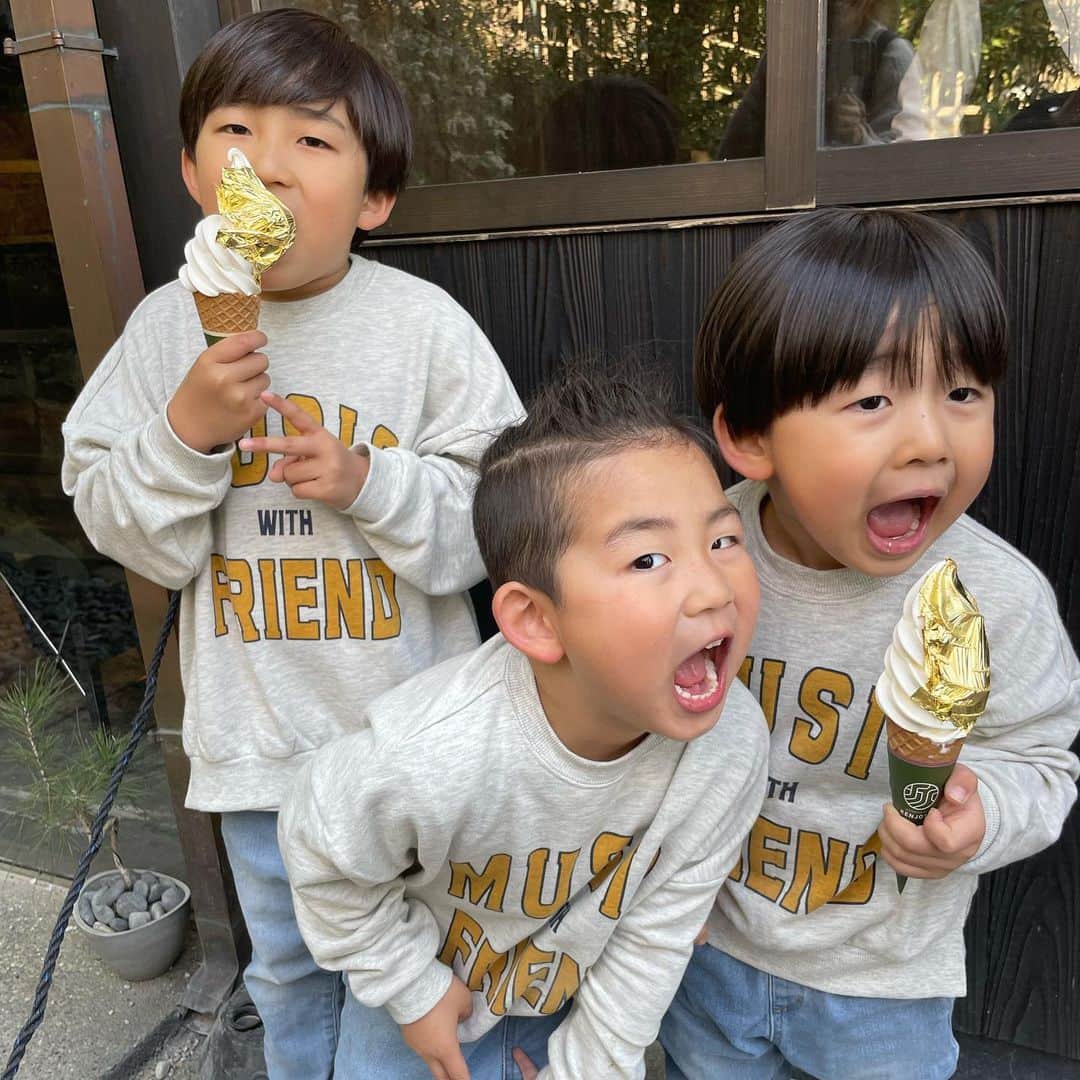 のインスタグラム：「金箔さま  金箔のアイス食べてきたよ。 高いし食べきれんから２つにした。  金箔の上に プラチナがあったけど。。  買いませんでした。  #しょうやん男三兄弟 #男三兄弟 #三兄弟 #子供のいる暮らし」