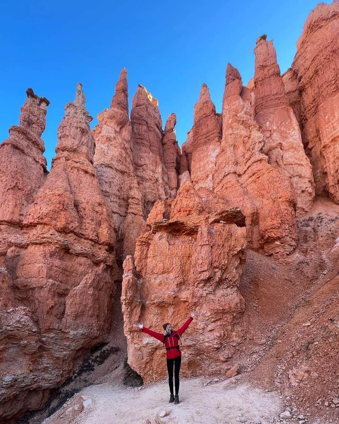 Zanna Van Dijkさんのインスタグラム写真 - (Zanna Van DijkInstagram)「📍 Bryce Canyon National Park, Utah 🇺🇸   Tag someone who would love this spot 😍  The fourth national park on our Utah road trip is the famous Bryce Canyon. It’s best known for the unique “hoodoo” rock formations found here, stunning towering spires in varying red & golden shades. They are absolutely beautiful and best seen on one of the parks hiking trails, which take you down into the canyon so you can get up close and personal with them! 🫶🏼   Here’s five routes to try:  🥾 The Queens Garden trail  🥾 The Navajo loop 🥾 The Peekaboo loop  (The above three can be joined together into one mega hike - I highly recommend it!)  🥾 The Rim Trail  🥾 The Fairyland Loop  Make sure you head to the visitors centre and ask the rangers about trail conditions and check if any are closed for repairs. They also post updates on the national park website. There will be a full travel guide on my website after our trip, including our top hikes & full itinerary 🚗💨 #brycecanyon #hoodoos #utahroadtrip #southernutah」4月23日 21時41分 - zannavandijk