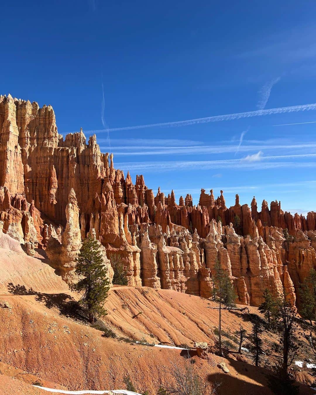 Zanna Van Dijkさんのインスタグラム写真 - (Zanna Van DijkInstagram)「📍 Bryce Canyon National Park, Utah 🇺🇸   Tag someone who would love this spot 😍  The fourth national park on our Utah road trip is the famous Bryce Canyon. It’s best known for the unique “hoodoo” rock formations found here, stunning towering spires in varying red & golden shades. They are absolutely beautiful and best seen on one of the parks hiking trails, which take you down into the canyon so you can get up close and personal with them! 🫶🏼   Here’s five routes to try:  🥾 The Queens Garden trail  🥾 The Navajo loop 🥾 The Peekaboo loop  (The above three can be joined together into one mega hike - I highly recommend it!)  🥾 The Rim Trail  🥾 The Fairyland Loop  Make sure you head to the visitors centre and ask the rangers about trail conditions and check if any are closed for repairs. They also post updates on the national park website. There will be a full travel guide on my website after our trip, including our top hikes & full itinerary 🚗💨 #brycecanyon #hoodoos #utahroadtrip #southernutah」4月23日 21時41分 - zannavandijk
