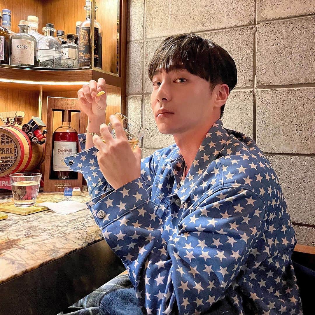 ロイ・キムのインスタグラム：「한잔해  I❤️🌹」