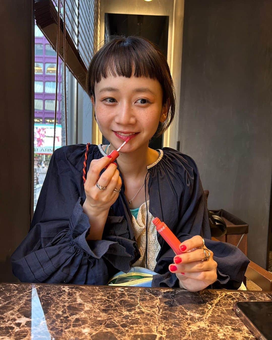 三戸なつめのインスタグラム：「オフday🦭　  ①このリップめっちゃ気に入ってんねんって見せつけてるところ💄 ちなみに @cezannecosmetics  #ウォーターリップティント  01ナチュラルピンク だよ💓  ②ハルヒちゃんの写真展でハルヒちゃんと同じポーズをとった🕺 ハルヒちゃん軽やか〜  ③お店の壁に掛かってた絵が動き出して、絵じゃなくて映像や！ってびっくりしてるところ🖼  ④ギョプった🐷  ⑤✌️🌛🌜✌️  ⑥店内BGM好きな曲かかってゆらゆらもぐもぐ。  sp thanks @____katsura 🫰 #オフの日  #みんなはどんな休日だった？ 🦭 #mito_natsume」