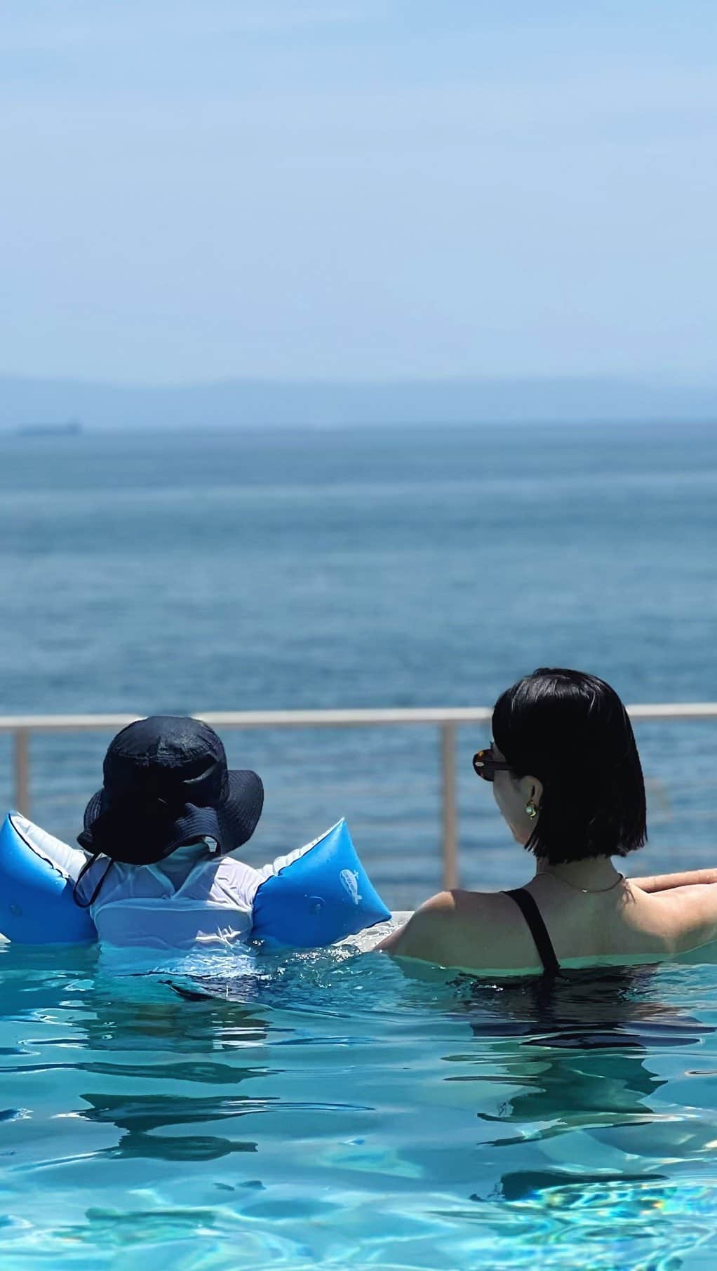 山内一世のインスタグラム：「@aquaignis_awaji 海と温水プールと温泉の三拍子で 癒されsunday🧺 とても穏やかで素敵なところ。 帰りは伊弉諾神社へも立ち寄って。 ♨️😌  また明日から頑張ろう🤝  #淡路島」