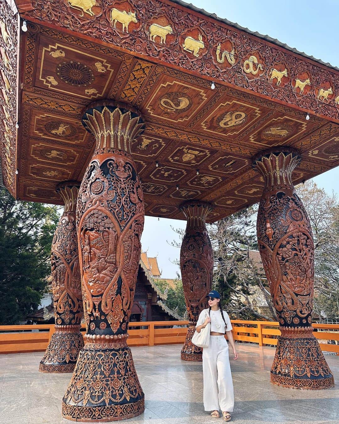 sananasのインスタグラム：「{Chiangmai recap} 1.La récompense de la photo 2 (Wat Phrathat Doi Suthep) 2.On a du monter le chemin du serpent de DBZ pour arriver là sous 40degrés🥵 3.Ils ne rigolent pas avec Songkran* 4.Le karma après m’être moquée  5.Le café le plus stylé que j’ai vu (spécialisé dans l’art du café) 6.Un grand sage disait « vomir c’est payer » 7.Meilleur salon de massage de ma vie (Heng Heng) 8.Meilleur Khao Soy (Khao Soy Maesai) 9. Meilleur ramen de ma vie (Eighty six 86 ramen) 10.Je ne sais toujours pas manger avec des baguettes  *Songkran est une fête qui marque le nouvel an Bouddhiste. Il y a un festival de l’eau qui dure 3 jours durant lesquels une bataille d’eau géante est omniprésente. Ne cherchez pas à esquiver et oubliez les brushings pendant ces trois jours 😂Ils ne vous épargnent pas et ne vous louperont pas.  Conseil du voyageur expert : Allez acheter un 🔫 à eau pour riposter et fermer la bouche pour éviter la tourista.」