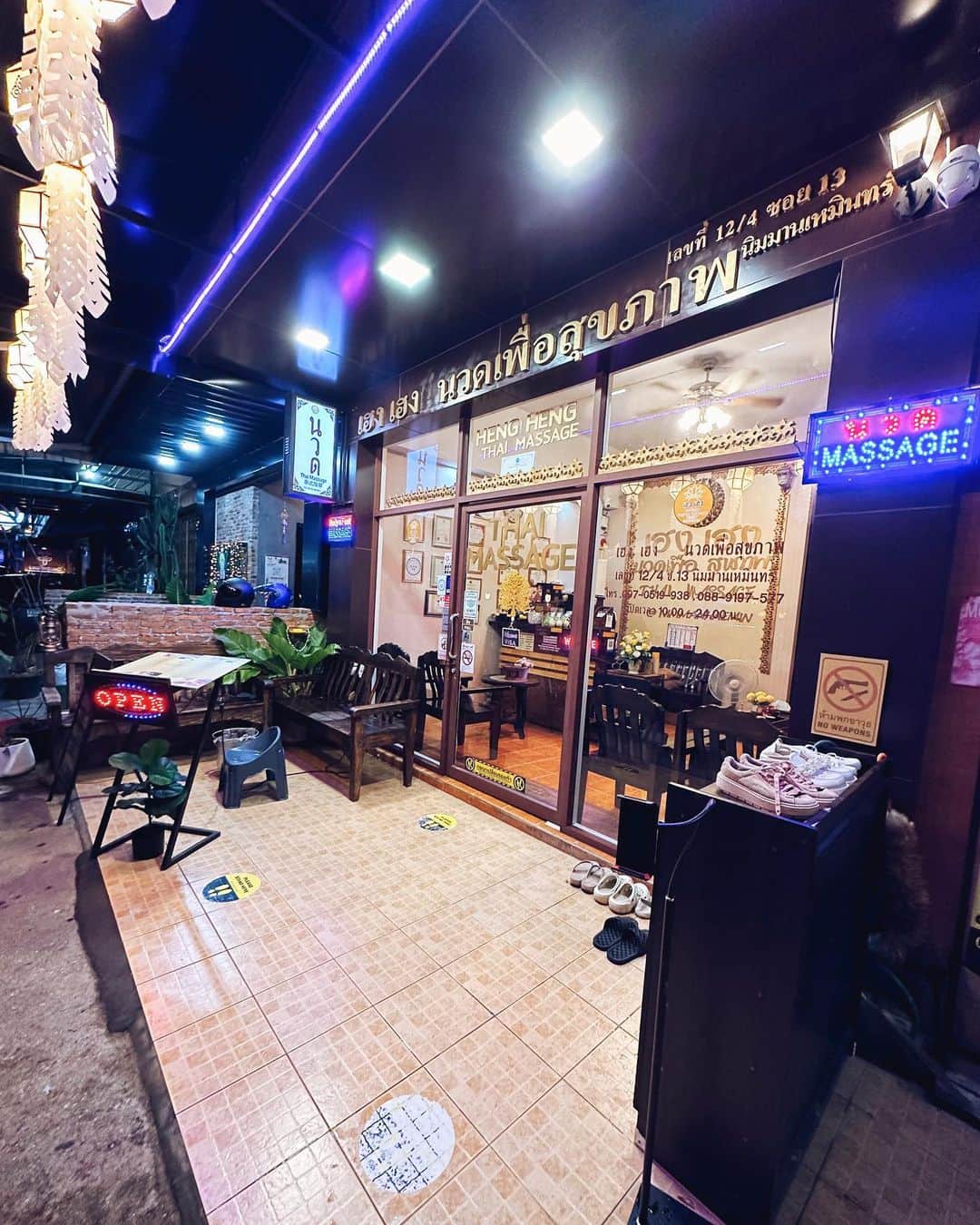 sananasさんのインスタグラム写真 - (sananasInstagram)「{Chiangmai recap} 1.La récompense de la photo 2 (Wat Phrathat Doi Suthep) 2.On a du monter le chemin du serpent de DBZ pour arriver là sous 40degrés🥵 3.Ils ne rigolent pas avec Songkran* 4.Le karma après m’être moquée  5.Le café le plus stylé que j’ai vu (spécialisé dans l’art du café) 6.Un grand sage disait « vomir c’est payer » 7.Meilleur salon de massage de ma vie (Heng Heng) 8.Meilleur Khao Soy (Khao Soy Maesai) 9. Meilleur ramen de ma vie (Eighty six 86 ramen) 10.Je ne sais toujours pas manger avec des baguettes  *Songkran est une fête qui marque le nouvel an Bouddhiste. Il y a un festival de l’eau qui dure 3 jours durant lesquels une bataille d’eau géante est omniprésente. Ne cherchez pas à esquiver et oubliez les brushings pendant ces trois jours 😂Ils ne vous épargnent pas et ne vous louperont pas.  Conseil du voyageur expert : Allez acheter un 🔫 à eau pour riposter et fermer la bouche pour éviter la tourista.」4月23日 21時54分 - sananas2106