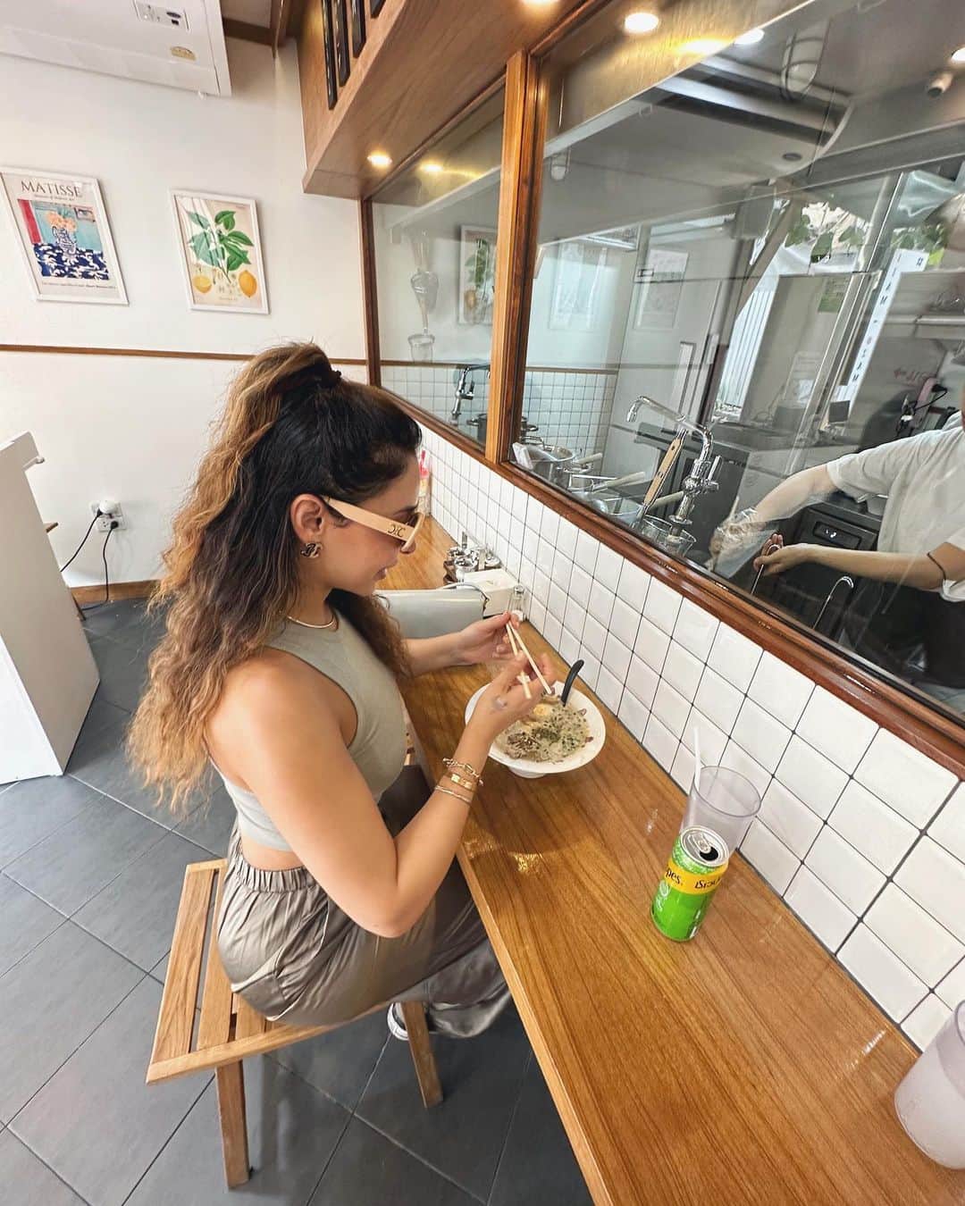 sananasさんのインスタグラム写真 - (sananasInstagram)「{Chiangmai recap} 1.La récompense de la photo 2 (Wat Phrathat Doi Suthep) 2.On a du monter le chemin du serpent de DBZ pour arriver là sous 40degrés🥵 3.Ils ne rigolent pas avec Songkran* 4.Le karma après m’être moquée  5.Le café le plus stylé que j’ai vu (spécialisé dans l’art du café) 6.Un grand sage disait « vomir c’est payer » 7.Meilleur salon de massage de ma vie (Heng Heng) 8.Meilleur Khao Soy (Khao Soy Maesai) 9. Meilleur ramen de ma vie (Eighty six 86 ramen) 10.Je ne sais toujours pas manger avec des baguettes  *Songkran est une fête qui marque le nouvel an Bouddhiste. Il y a un festival de l’eau qui dure 3 jours durant lesquels une bataille d’eau géante est omniprésente. Ne cherchez pas à esquiver et oubliez les brushings pendant ces trois jours 😂Ils ne vous épargnent pas et ne vous louperont pas.  Conseil du voyageur expert : Allez acheter un 🔫 à eau pour riposter et fermer la bouche pour éviter la tourista.」4月23日 21時54分 - sananas2106