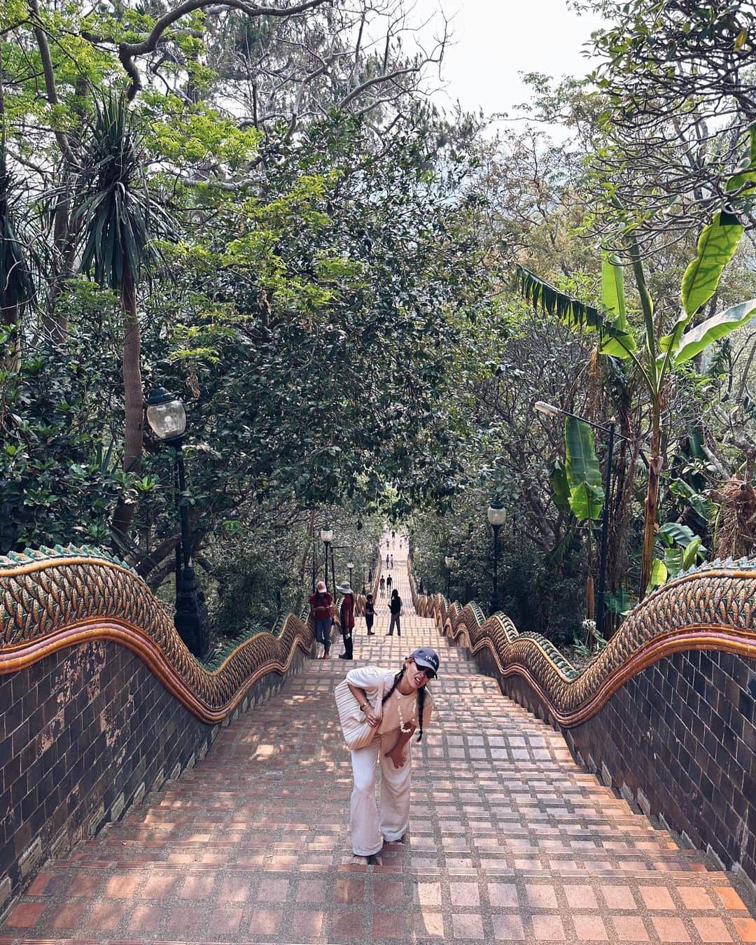 sananasさんのインスタグラム写真 - (sananasInstagram)「{Chiangmai recap} 1.La récompense de la photo 2 (Wat Phrathat Doi Suthep) 2.On a du monter le chemin du serpent de DBZ pour arriver là sous 40degrés🥵 3.Ils ne rigolent pas avec Songkran* 4.Le karma après m’être moquée  5.Le café le plus stylé que j’ai vu (spécialisé dans l’art du café) 6.Un grand sage disait « vomir c’est payer » 7.Meilleur salon de massage de ma vie (Heng Heng) 8.Meilleur Khao Soy (Khao Soy Maesai) 9. Meilleur ramen de ma vie (Eighty six 86 ramen) 10.Je ne sais toujours pas manger avec des baguettes  *Songkran est une fête qui marque le nouvel an Bouddhiste. Il y a un festival de l’eau qui dure 3 jours durant lesquels une bataille d’eau géante est omniprésente. Ne cherchez pas à esquiver et oubliez les brushings pendant ces trois jours 😂Ils ne vous épargnent pas et ne vous louperont pas.  Conseil du voyageur expert : Allez acheter un 🔫 à eau pour riposter et fermer la bouche pour éviter la tourista.」4月23日 21時54分 - sananas2106