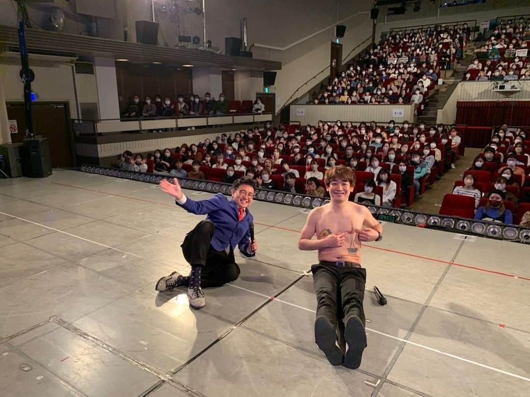 銀シャリさんのインスタグラム写真 - (銀シャリInstagram)「🗾銀シャリの産地直送漫才〜47都道府県巡り〜【京都公演】  ご来場いただいた皆様ありがとうございました！  本日のご当地乳首アートは「八ツ橋」と「京都タワー」です🗼 横に伸ばしたらより京都タワーに見えるギミックも😂  現在「銀シャリふぁん倶楽部」にて先行受付中の単独ライブ「不思銀の国のシャリス」とは違った、 お客様の誕生日を皆さんでお祝いもしたりする、お孫さんとも安心して楽しめるライブです🎉  #銀シャリ #産地直送漫才 #ちくのう4 #2乳首2アート #深夜バスでゆっくりマジックテープを剥がされる」4月23日 21時46分 - ginshari_official