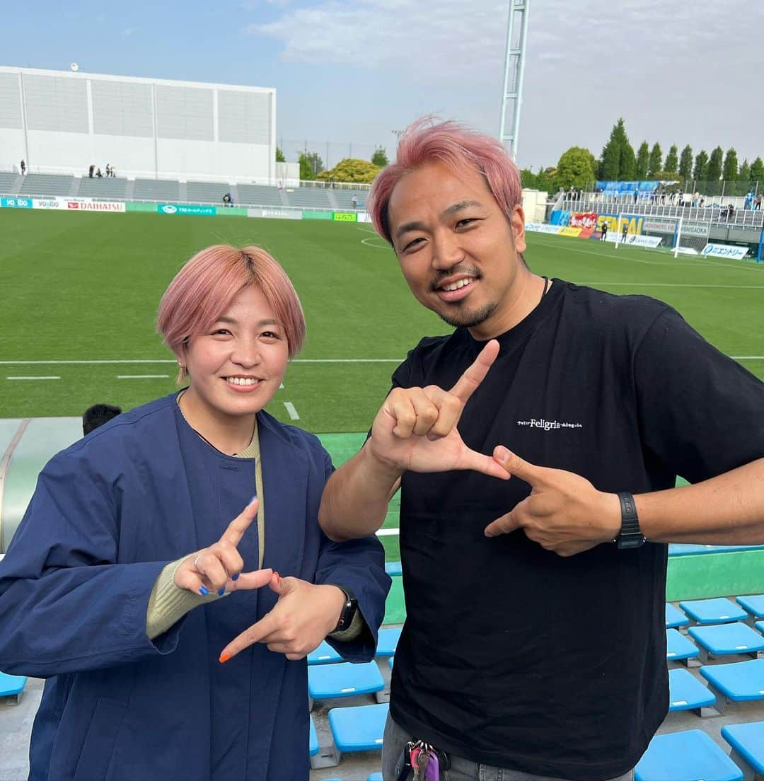 池田咲紀子のインスタグラム：「西が丘での試合後、 ジャイアント和樹さんこと、若田和樹さんこと、ピンク兄さんこと、膝兄さんこと、 ジャイさんに会いました😊🧤 お隣にはまっすーさんも居ました😊  人一番ジャイアントで目立ってました笑  いつも明るく話してくださるジャイさんは素敵な方です😊✨  でも、私の真似してピンク髪にしたり膝怪我したりしないでください。笑  一緒にサニトレポーズしました⚡️ (私はうまくできてない) ジャイさんありがとうございました！！！  @kazuki.w9 @massuuuu813 @sunny_strength ⚡️🧤🤙  #サニトレポーズ #ジャイアント和樹さん #まっすーさん」