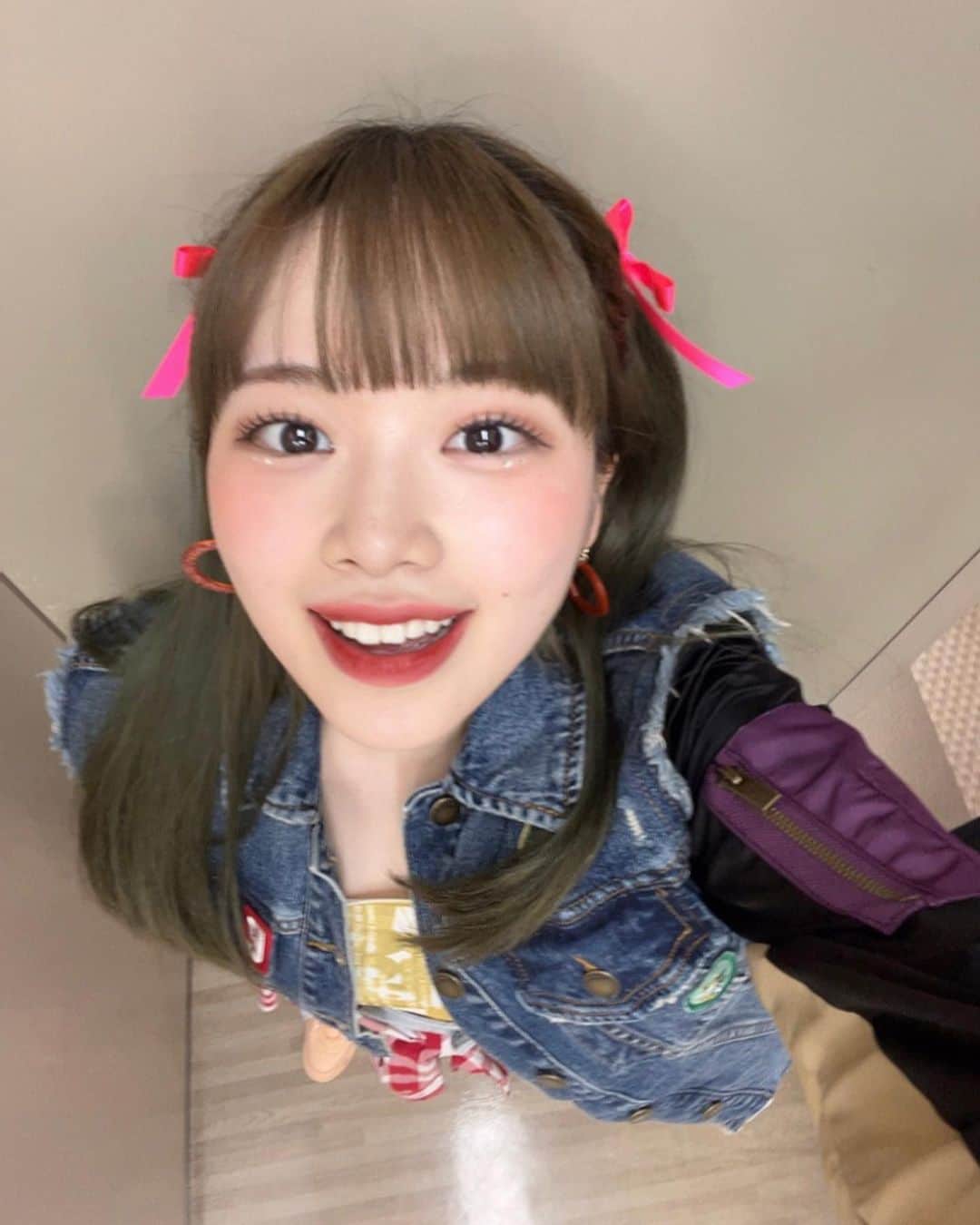 小林萌花のインスタグラム：「🩵🩵🩵  ツアーの衣装2着目！ 可愛くてテンション上がる〜⤴️  #ギャル #カントリー感もある #ハーフツイン #衣装 #アイドル #ルーズソックス #y2k」