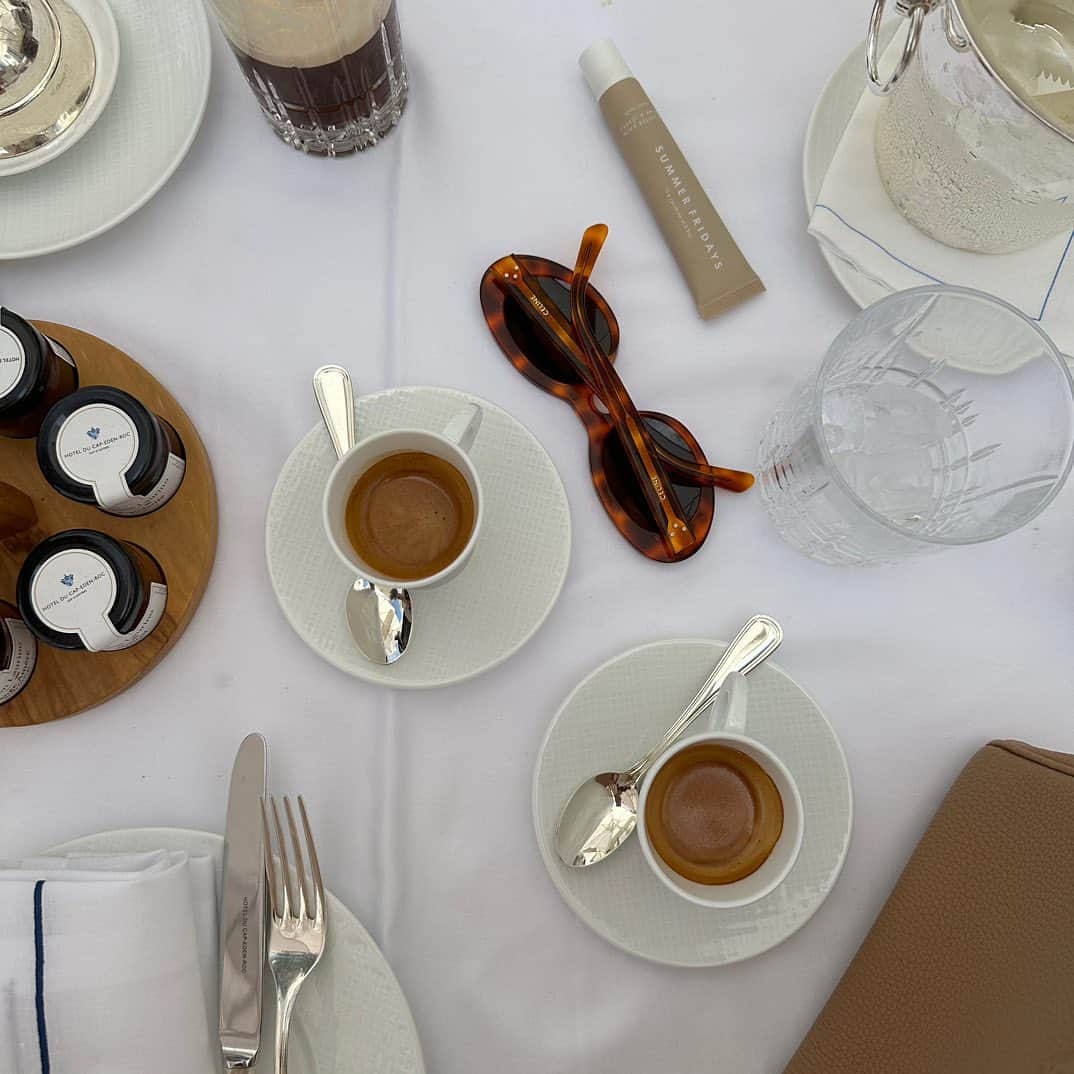 Marianna Hewittのインスタグラム：「coffee & croissants 🥐」