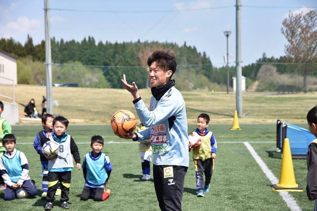 ヴァンラーレ八戸さんのインスタグラム写真 - (ヴァンラーレ八戸Instagram)「本日は #鹿島アントラーズ CRO #中田浩二 様にお越しいただき、#十和田市サッカーフェスティバル を開催致しました。  サッカー教室には沢山の子どもたちにも参加していただき、大いに盛り上がりました！！  今回のイベント開催にあたり、 中田浩二様はじめ、#十和田市 の関係者の皆様、十和田市サッカー協会の皆様など、本当に沢山の方にご尽力いただきました。  この場を借りてお礼申し上げます。 誠にありがとうございました。  引き続きヴァンラーレ八戸は、 地域に愛され、地域の役に立ち、地域から必要とされるサッカークラブを目指します。  そしてサッカーを中心に様々な活動、クラブの発展を通じて、地域社会に貢献して参ります。  引き続きヴァンラーレ八戸を宜しくお願い致します。  #ヴァンラーレ八戸 #サッカー #soccer #football #Jリーグ #jleague #全緑evergreen」4月23日 21時50分 - vanraure8nohe