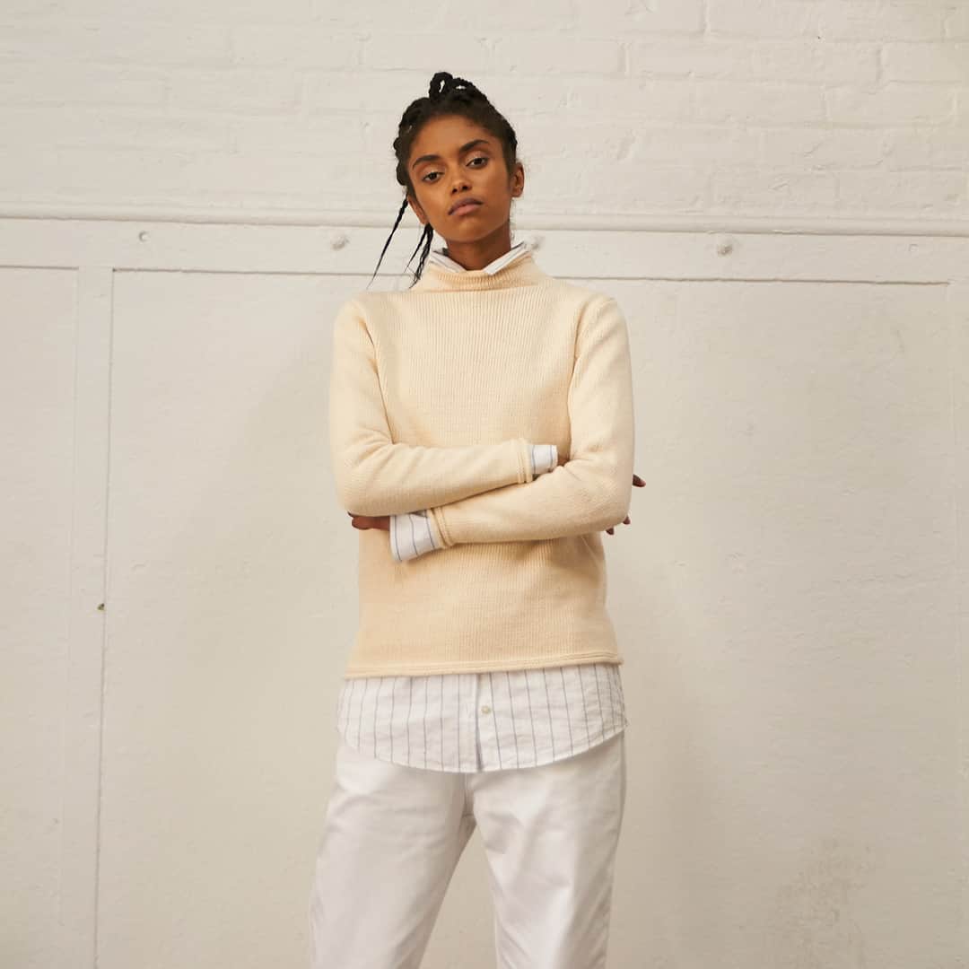 デミリーのインスタグラム：「Our Online Sample Sale ends tonight! Your last chance to shop one-of-a-kind sample sale finds. Stock up on spring-ready favorites in linen, cotton, cashmere, + more.」